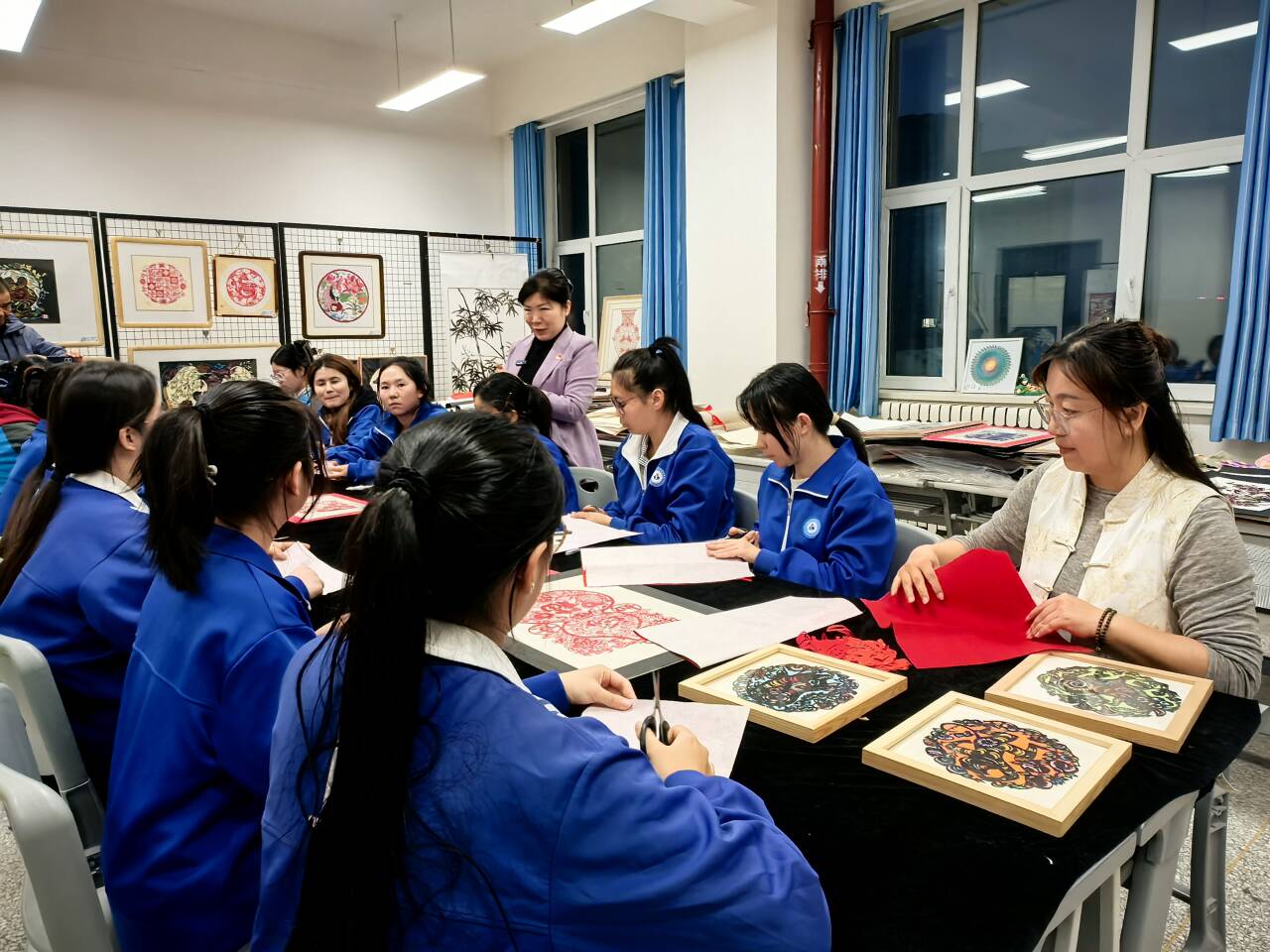 匠心筑梦 薪火相传——兵团工匠、剪纸大师付新尧受邀到现代服务学院开展交流课