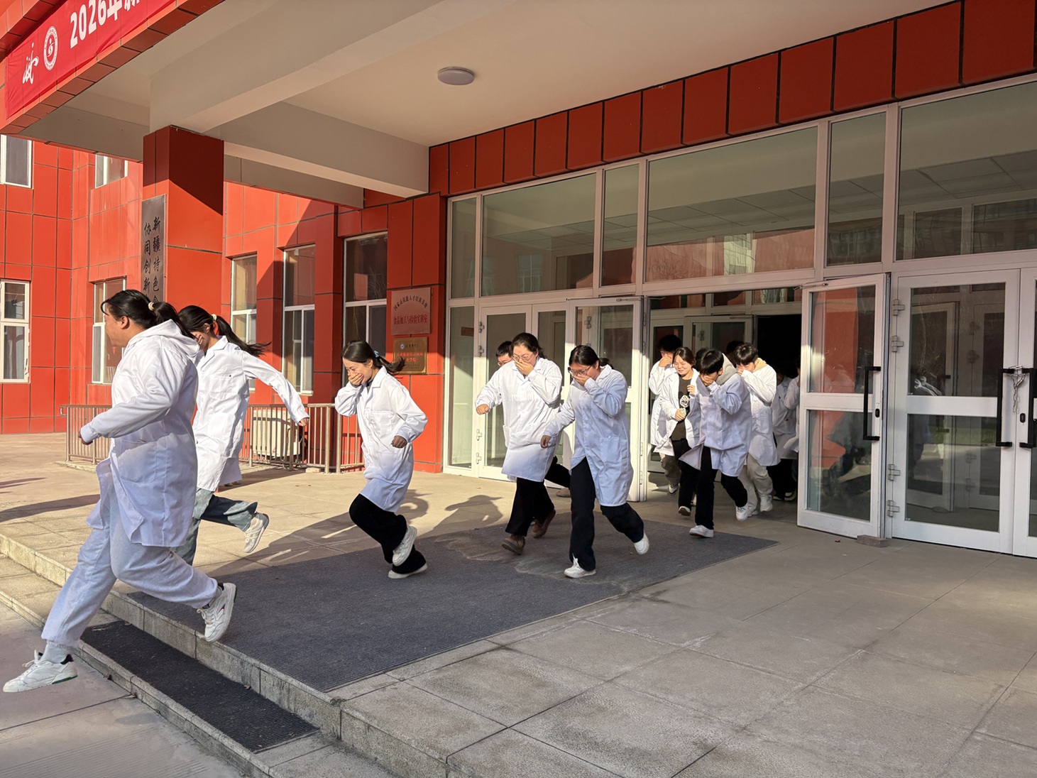 筑牢安全防线——食品工程学院(化工与环境工程学院)开展消防演练活动