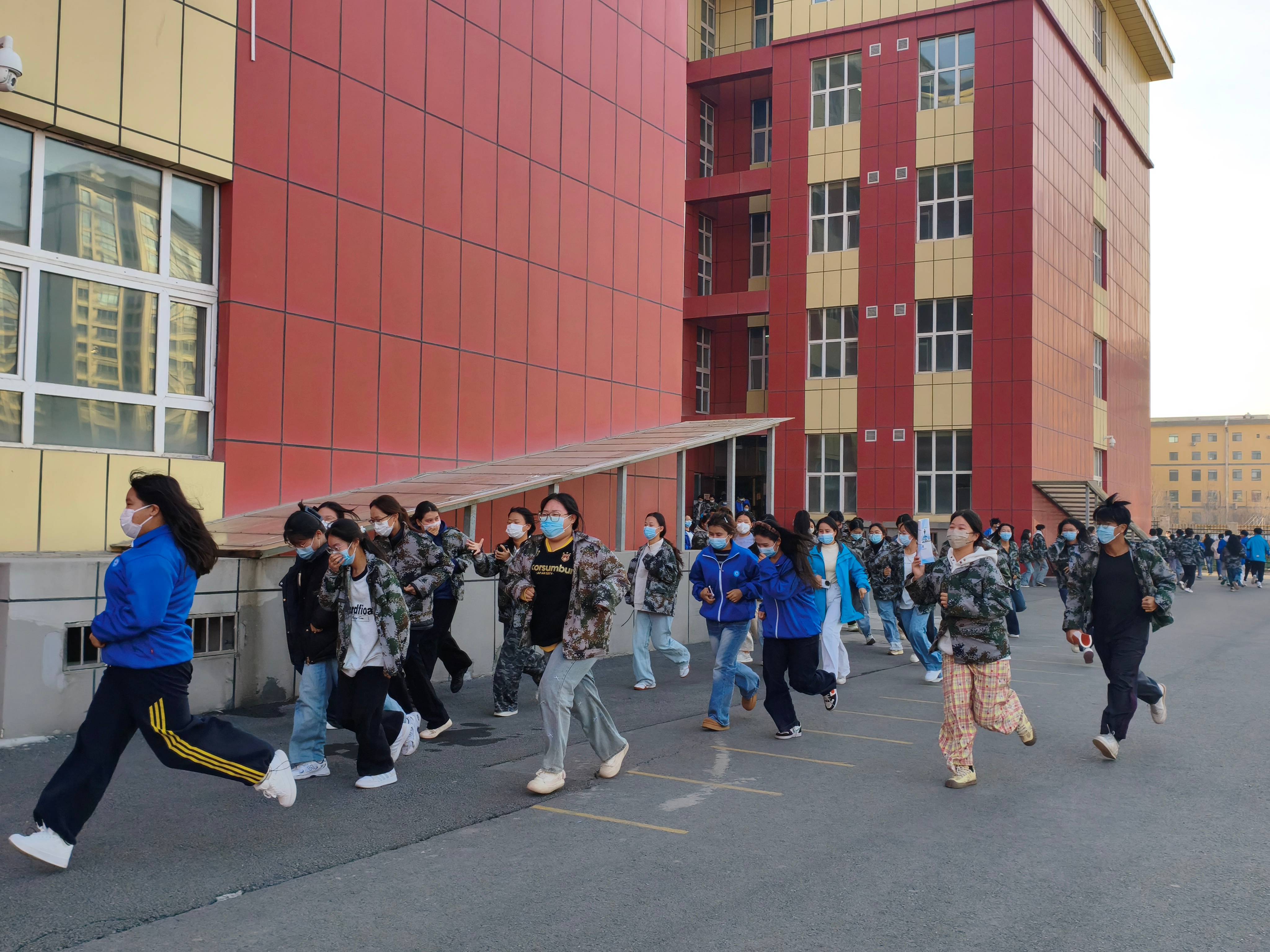 全民消防 生命至上——现代服务学院开展火灾逃生疏散演练