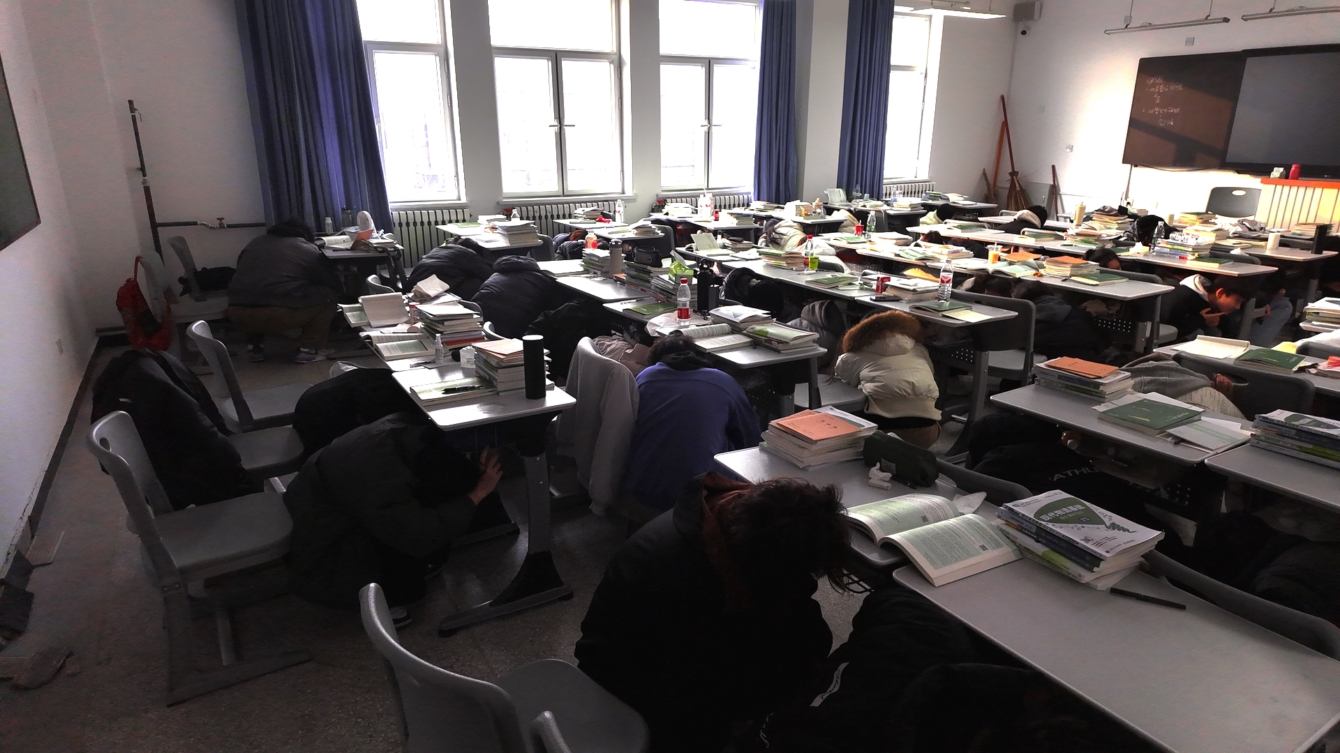 筑牢安全防线 共护校园平安——数字商贸学院组织开展防震避险应急演练