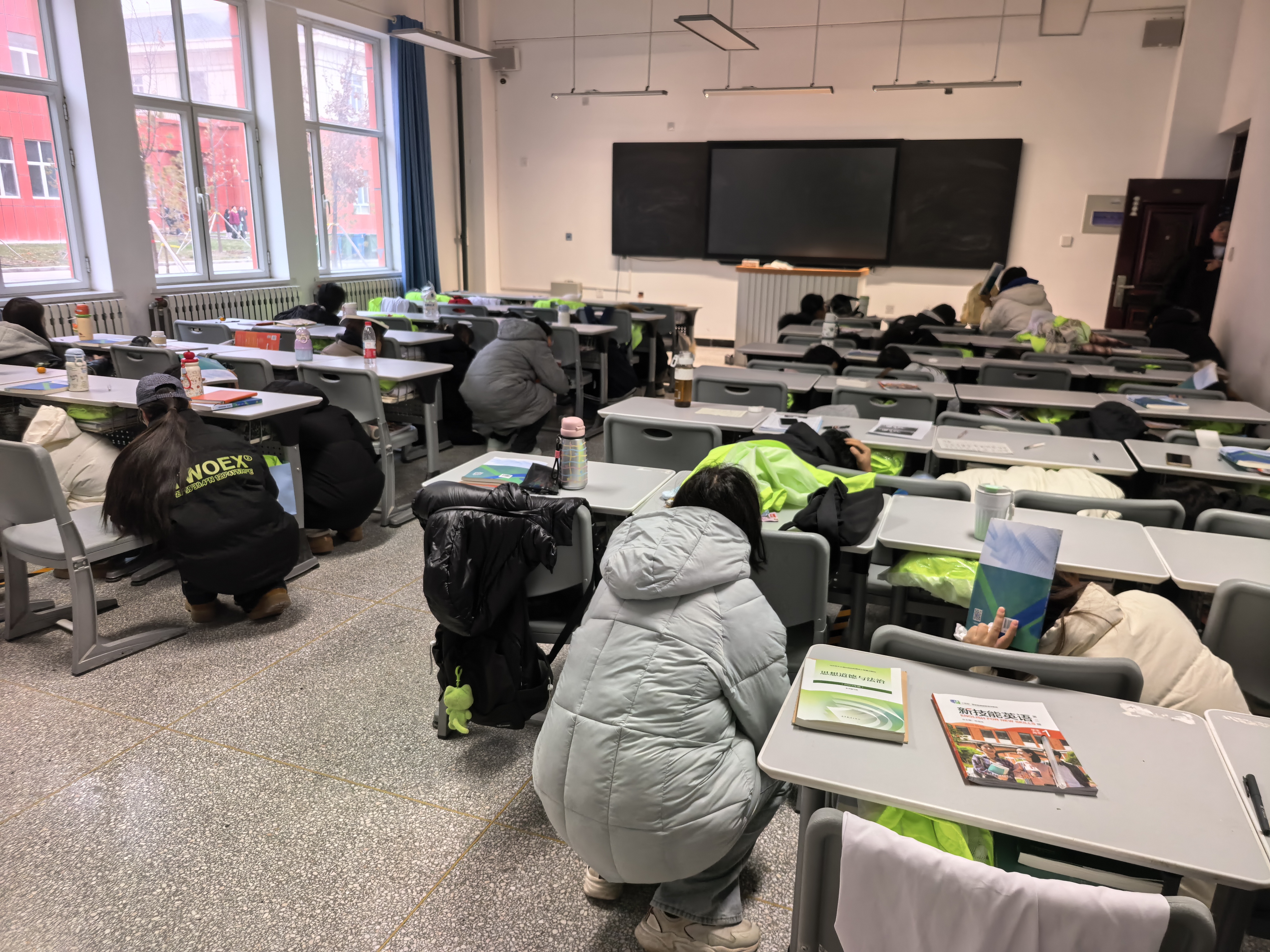 防震演练筑防线 安全意识入人心——食品工程学院(化工与环境工程学院)开展防震避险应急演练