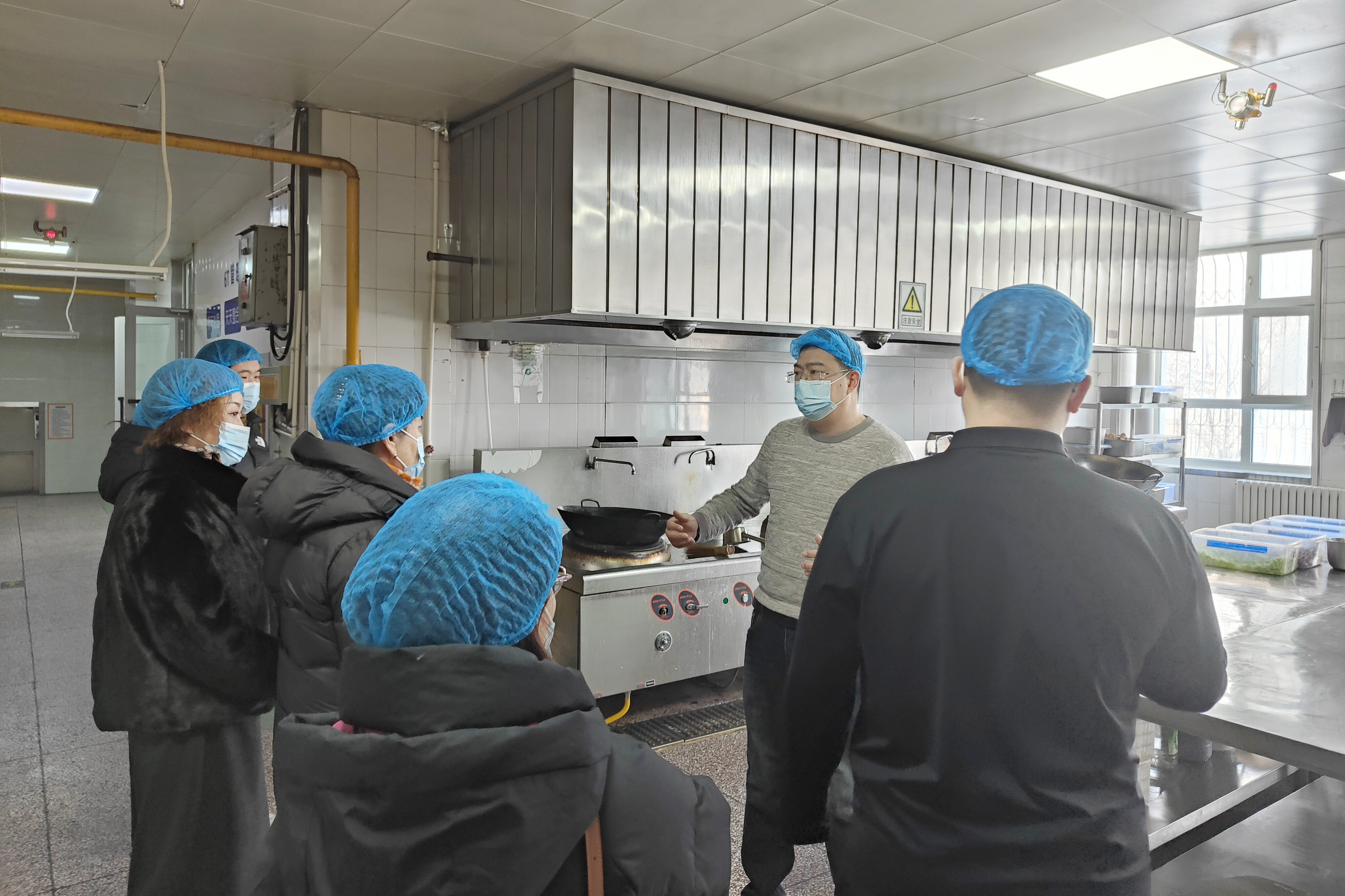 家长监督“零距离” 共守校园“食”安全——公共基础学院开展餐饮安全专项监督活动