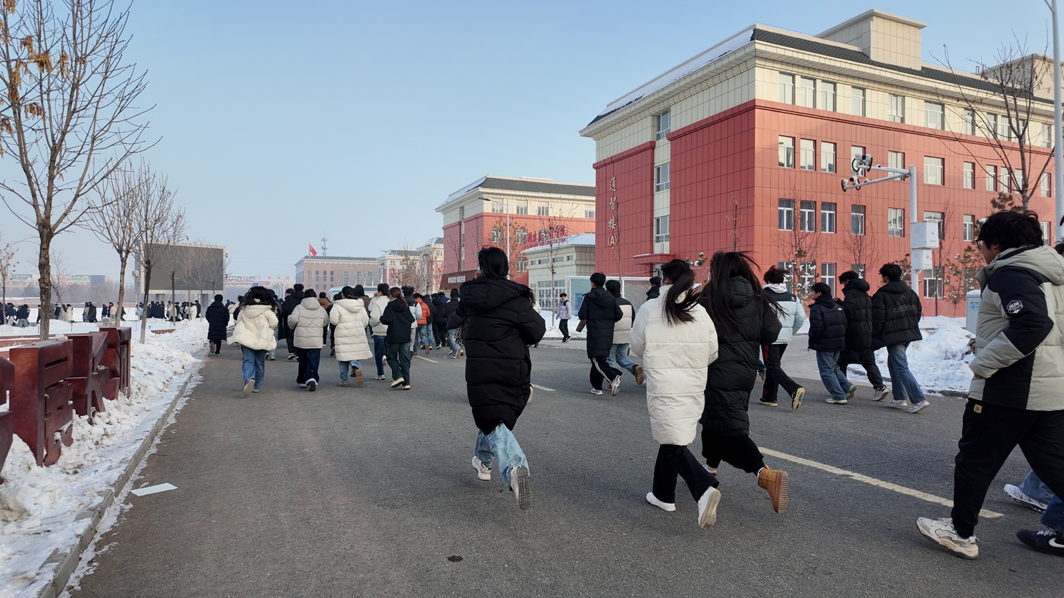 筑牢安全防线 护航冬日校园——数字商贸学院开展冬季消防演练