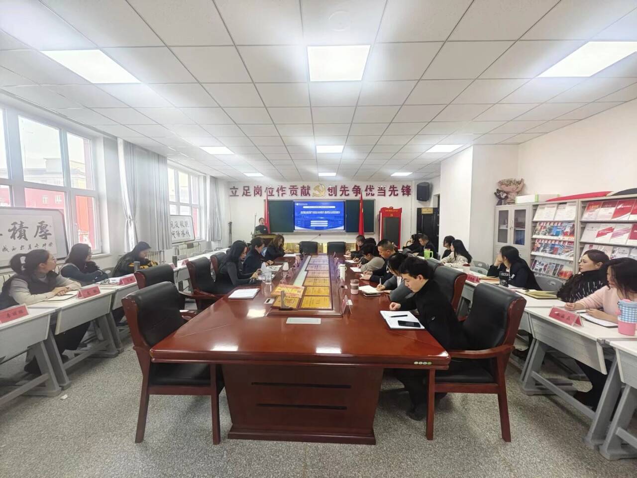 现代服务学院开展教师专题培训