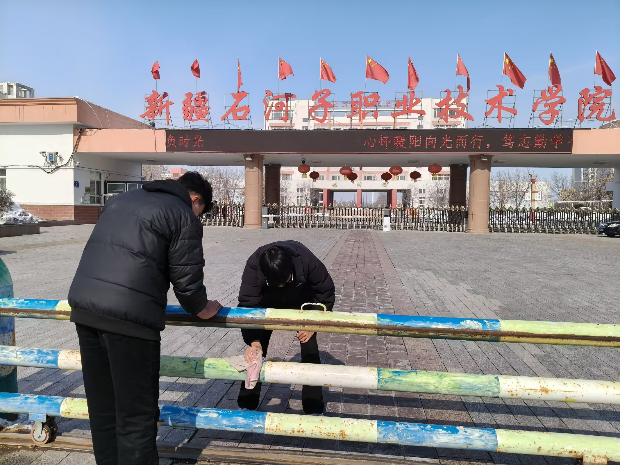 【青春追“锋”行·奋进“十五五”系列活动】公共基础学院开展学雷锋志愿活动