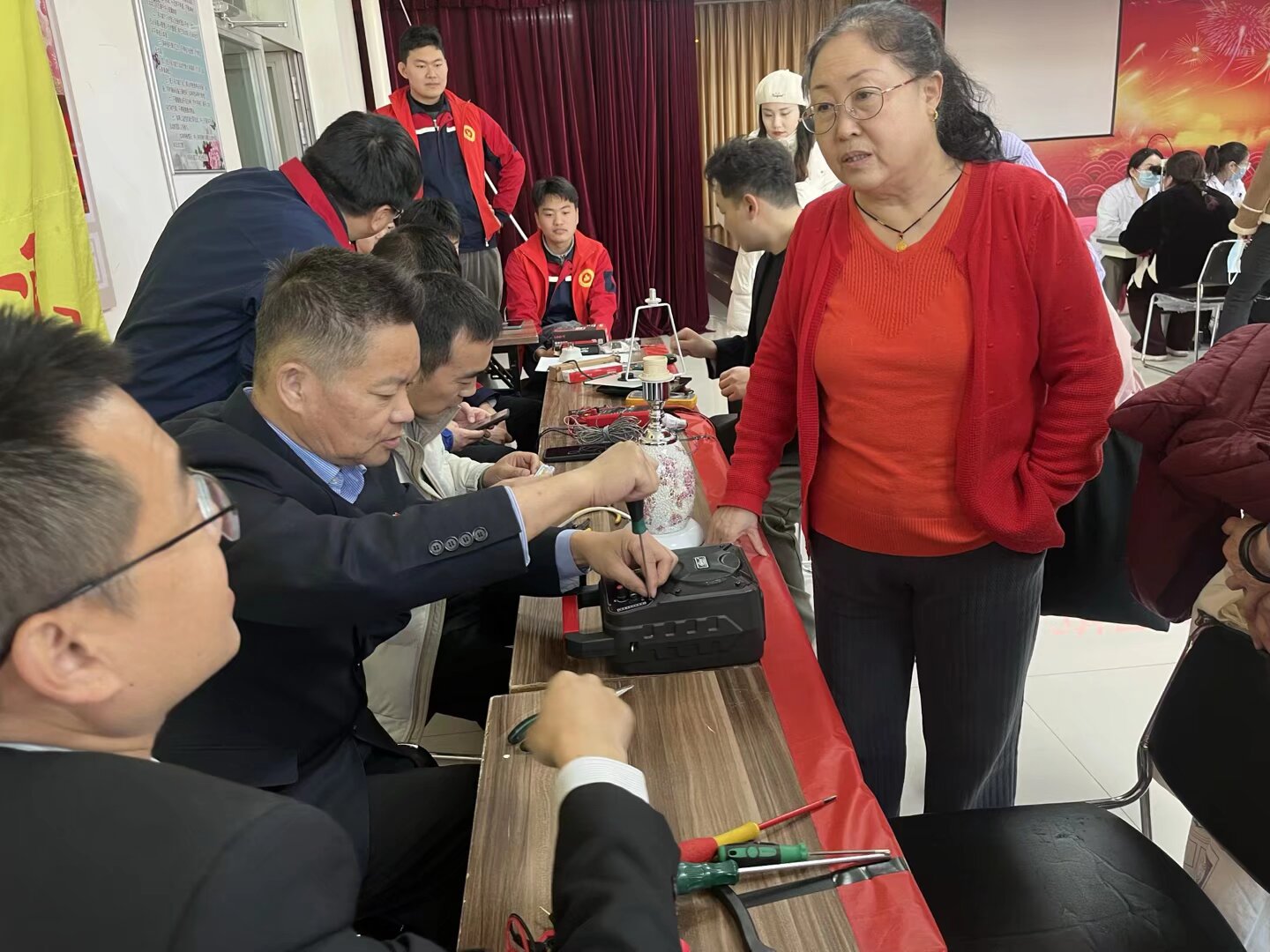 【青春追“锋”行·奋进“十五五”系列活动】党团共建学雷锋 青春奉献暖人心——机械电气工程学院携手22-2社区开展学雷锋志愿服务活动