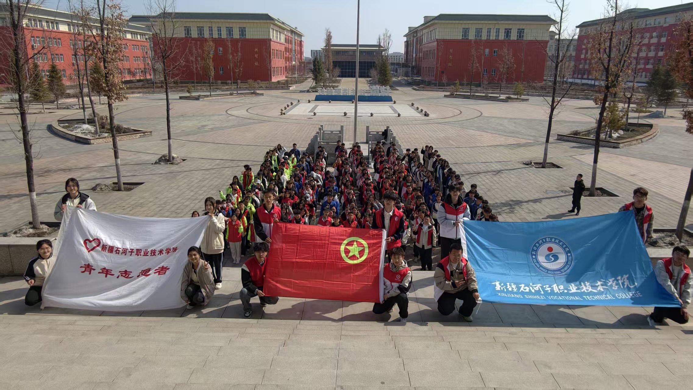 【青春追“锋”行 奋进“十五五”系列活动】——我校团委组织开展美化校园环境志愿服务