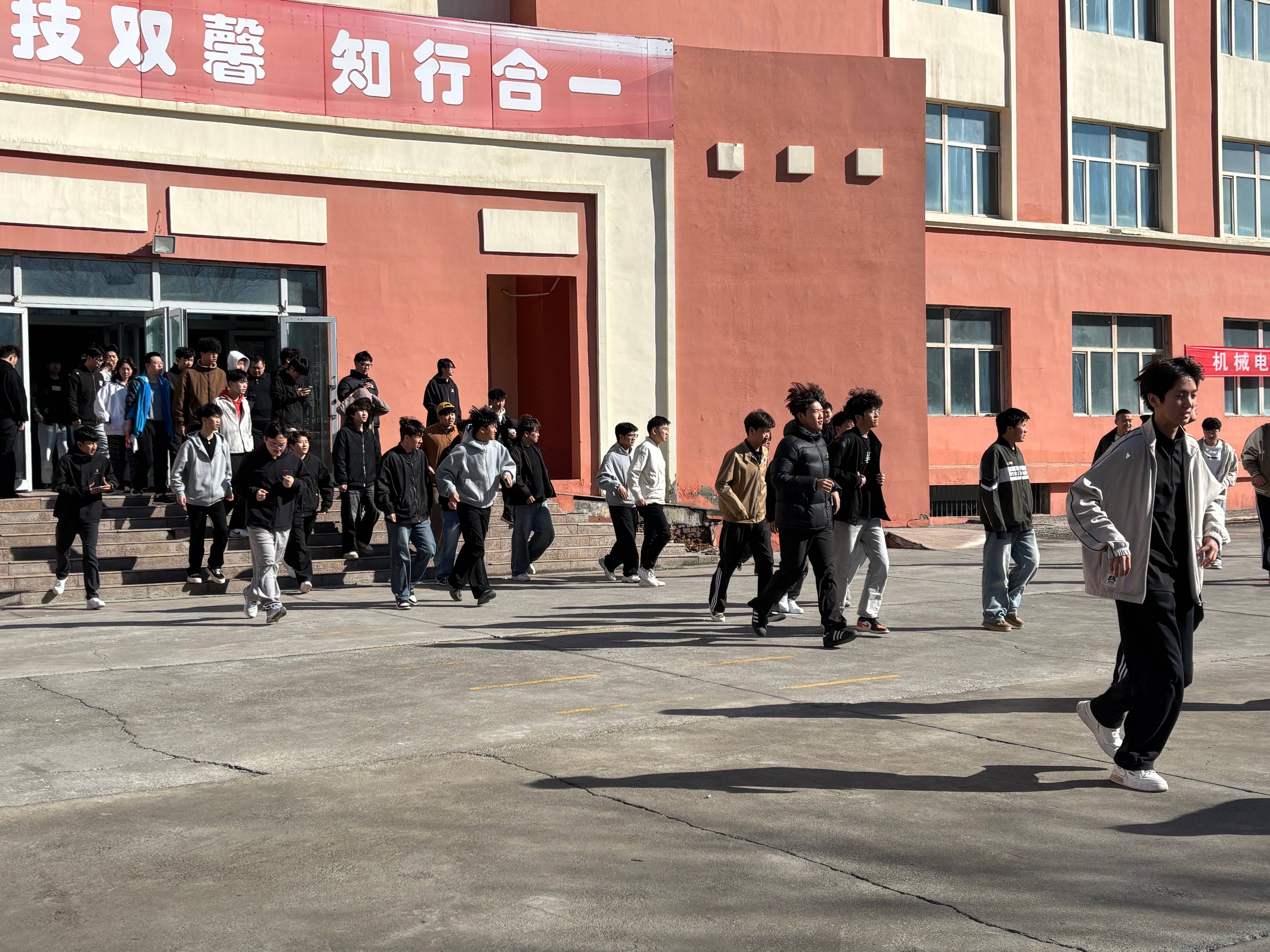 以练筑防 临“震”不乱——机械电气工程学院开展2026年春季防震应急疏散演练