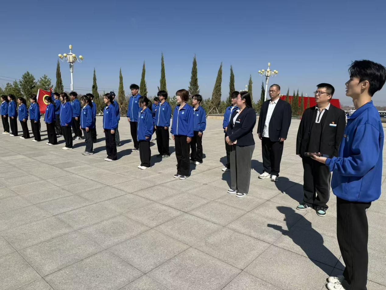 缅怀革命先烈 传承兵团精神——数字商贸学院开展清明节红色主题实践活动