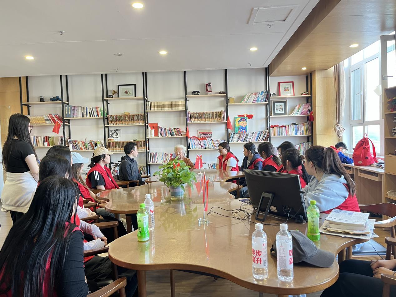 忆军垦峥嵘岁月·铸时代奋进担当——现代服务学院开展寻访老军垦传承红色精神实践活动