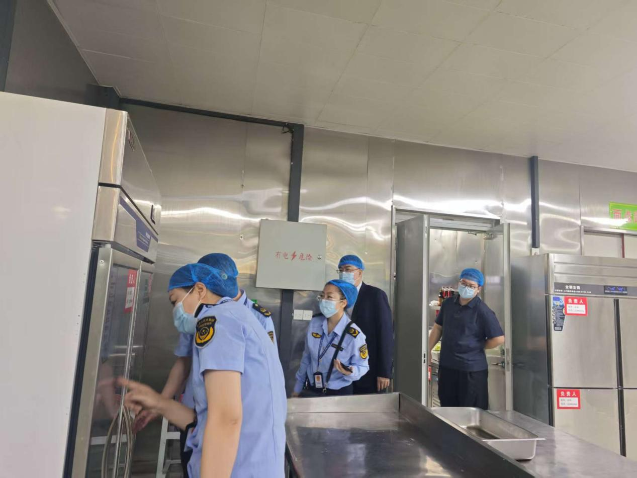 八师市场监管局莅临我校开展食堂食品安全专项检查工作