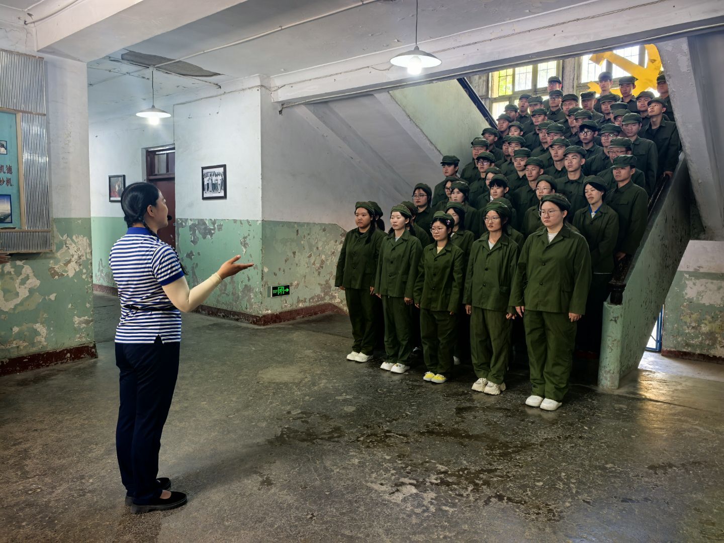 【2026行走的思政课】现代服务学院师生走进戈壁印象文化厂区开展“行走的思政课”实践活动