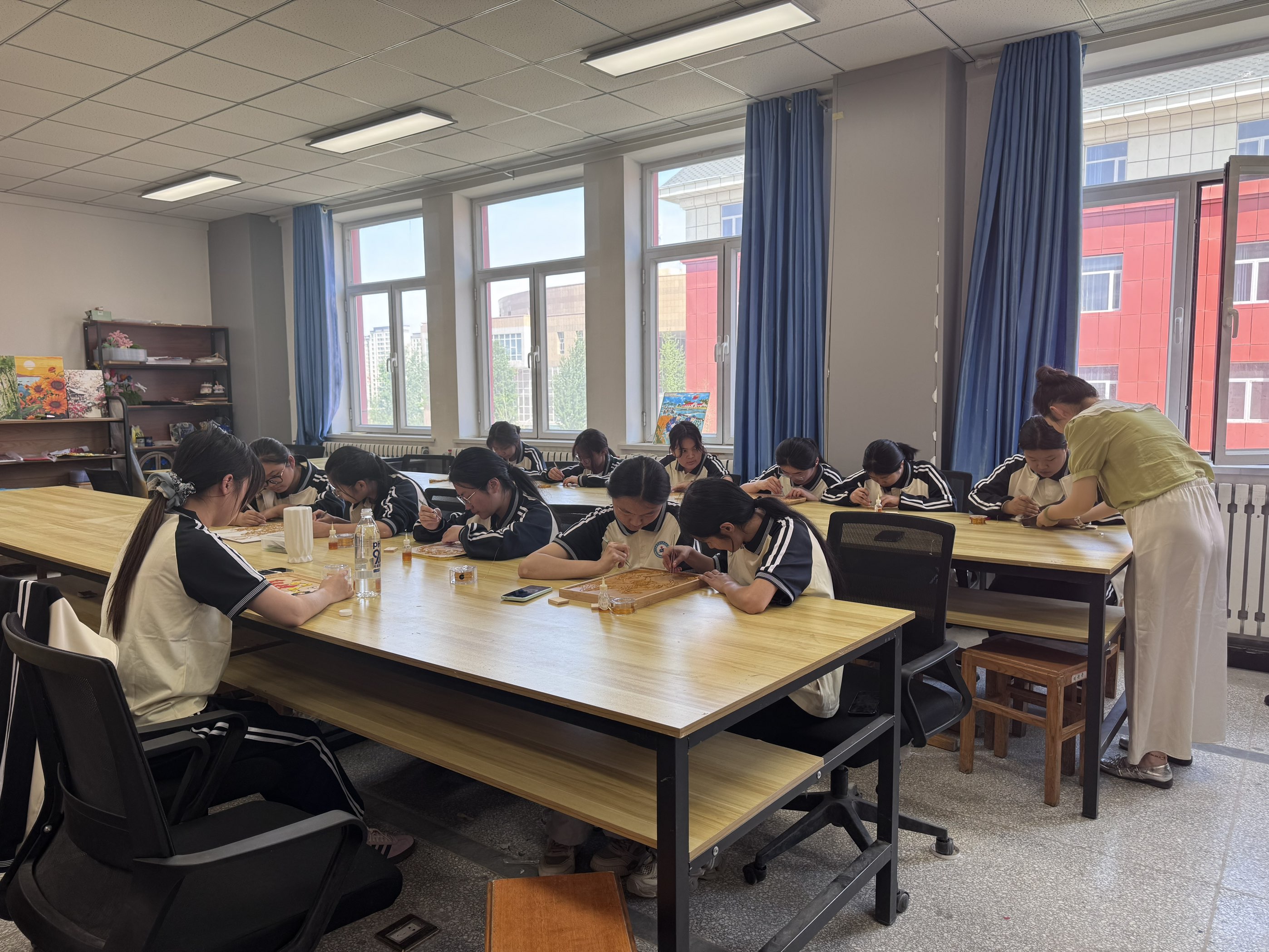 【2026行走的思政课】指尖传非遗 匠心润初心——信息与通信工程学院“行走的思政课”走进非遗工作室
