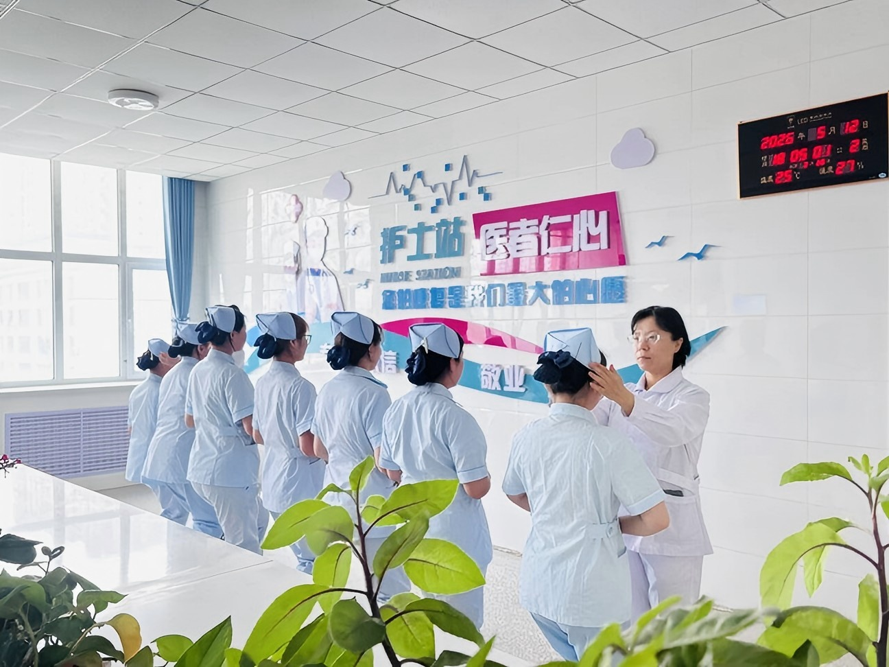 现代服务学院护理教研室举行5·12国际护士节授帽仪式暨专业发展研讨会