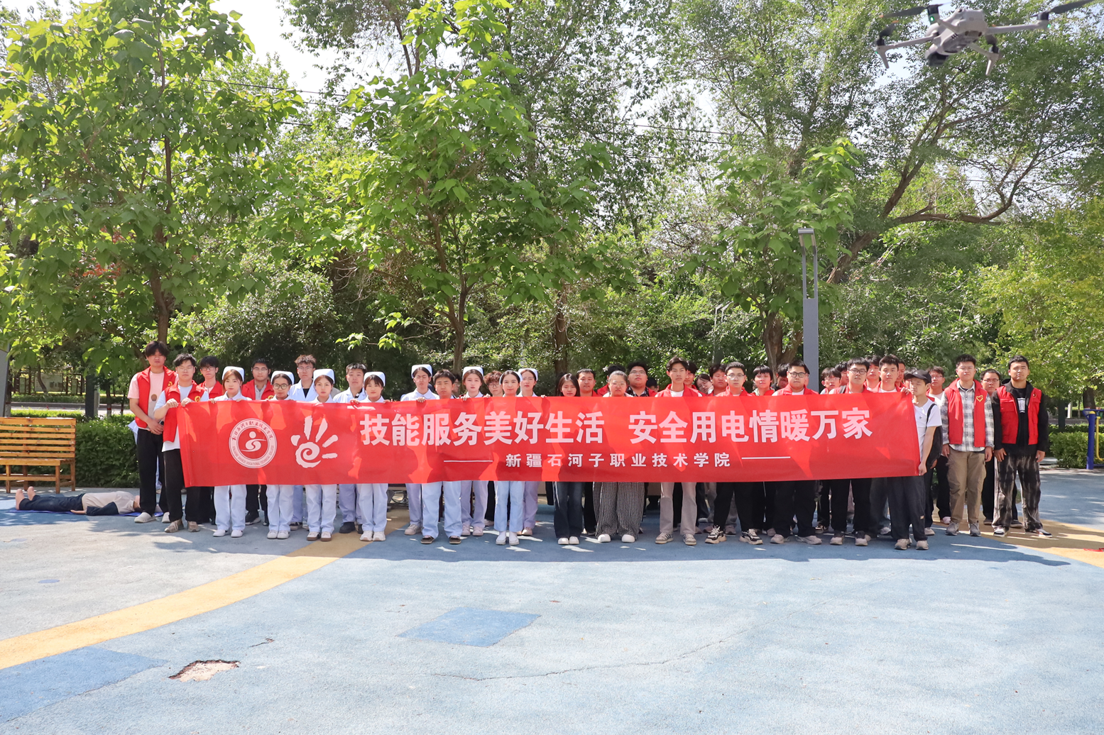 【2026职教周】Beat365中文官方网站开展职业教育志愿服务进社区活动