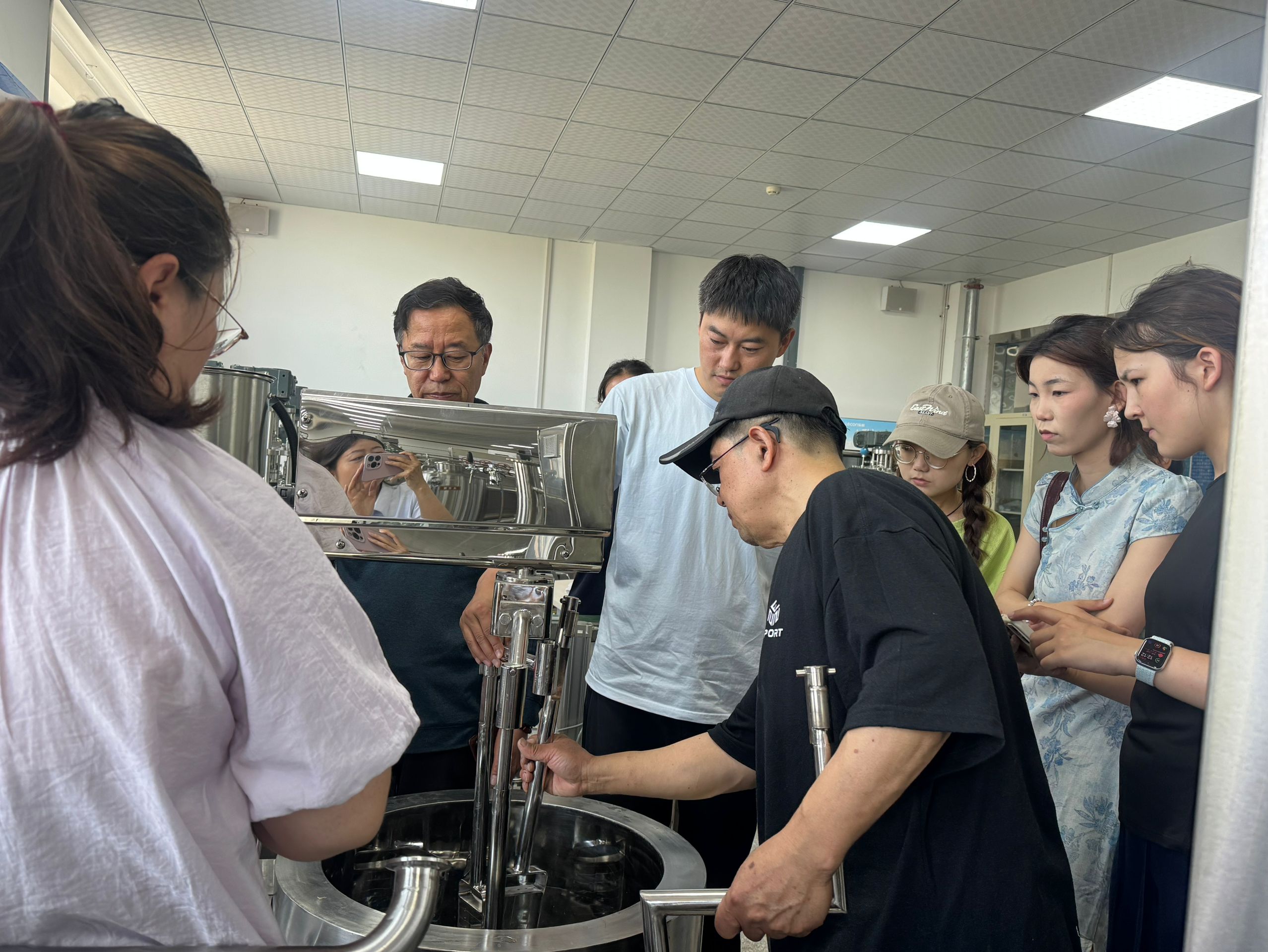 食品工程学院与花园乳业天山分公司进行交流座谈