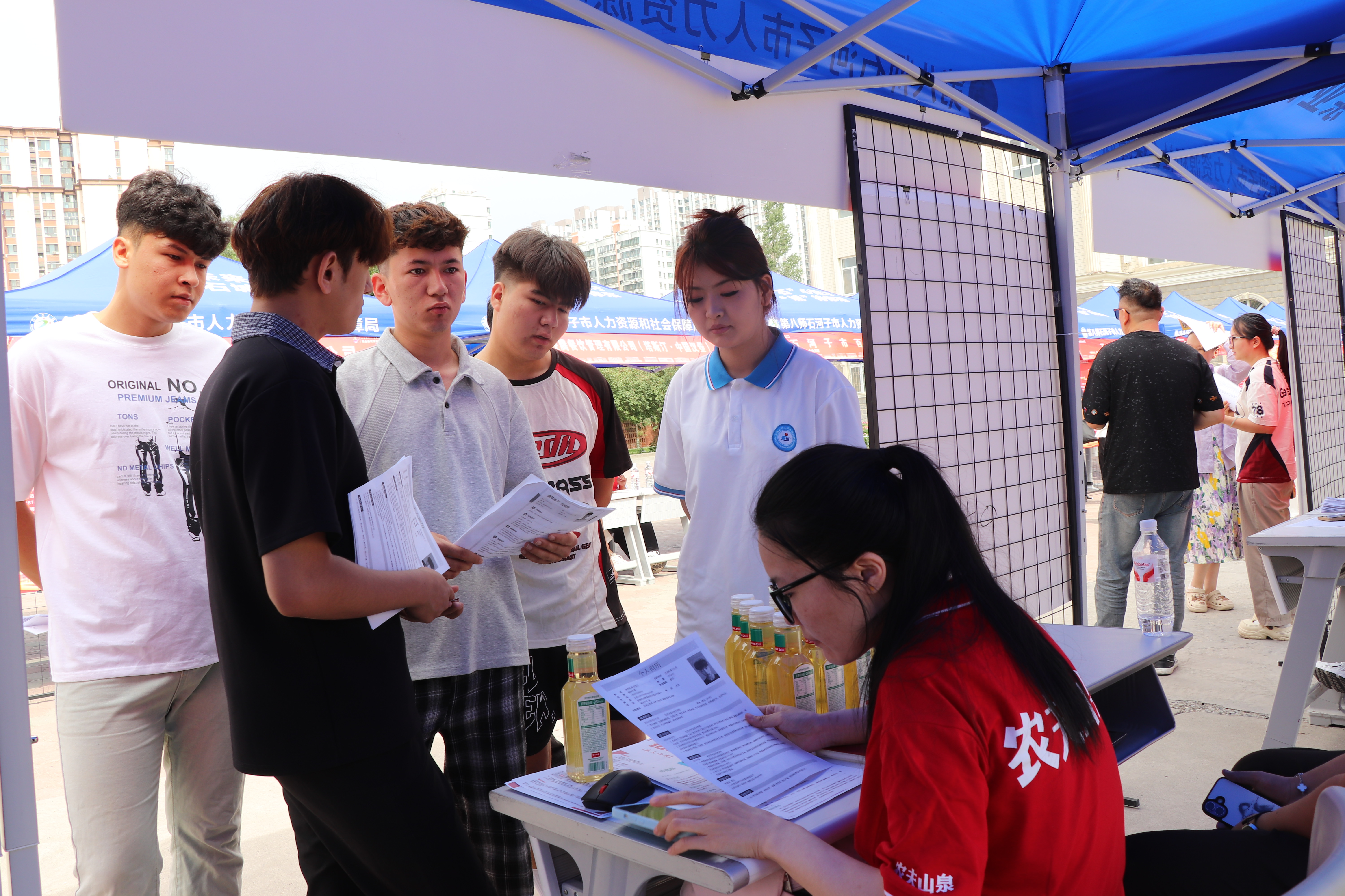 61家企业携1237个岗位入驻!Beat365中文官方网站专场招聘会护航毕业生求职、实习生赋能成长