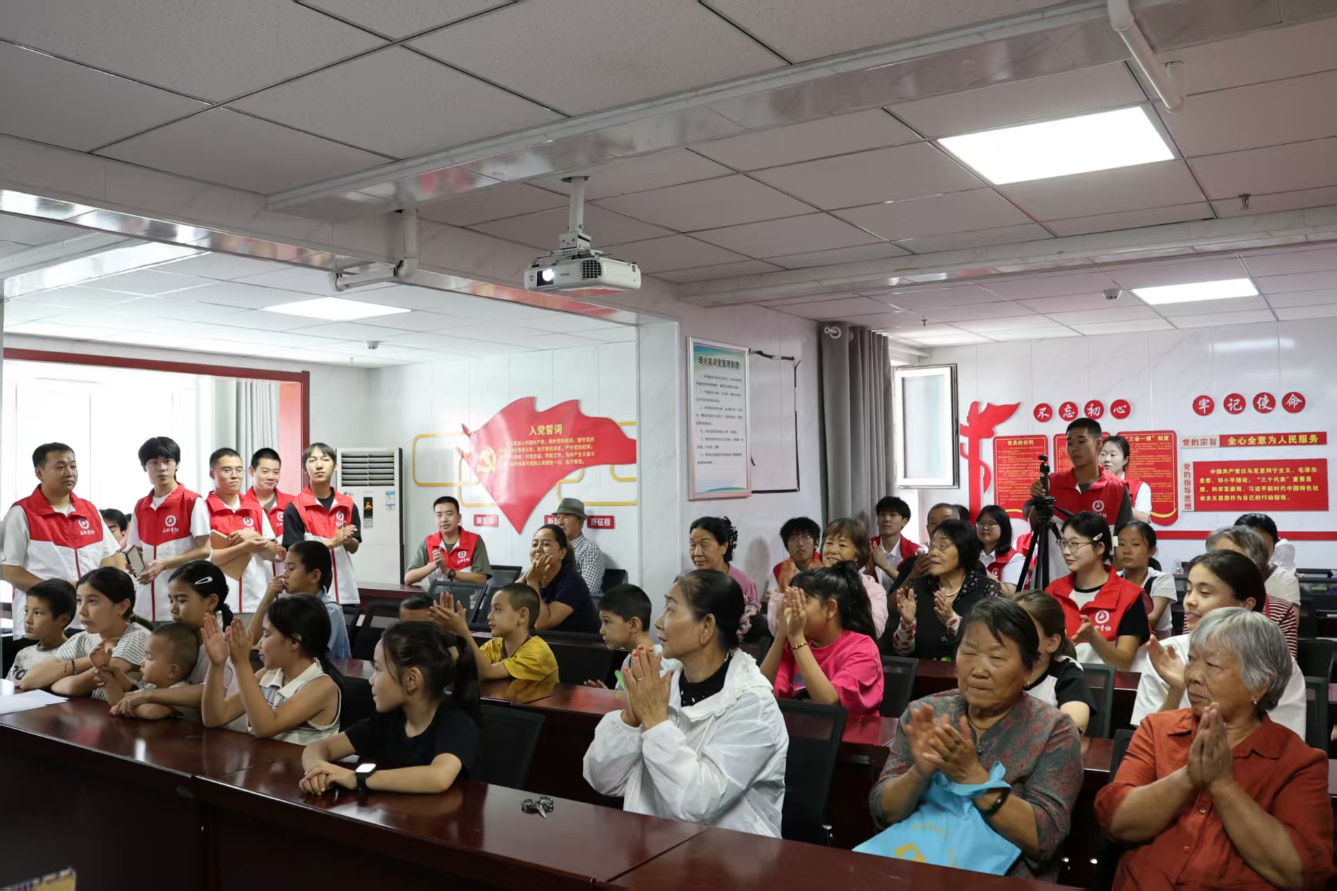 语润兵团石榴情 青春筑梦乡村行——马克思主义学院“红韵润乡”实践团开展大学生“三下乡”社会实践活动