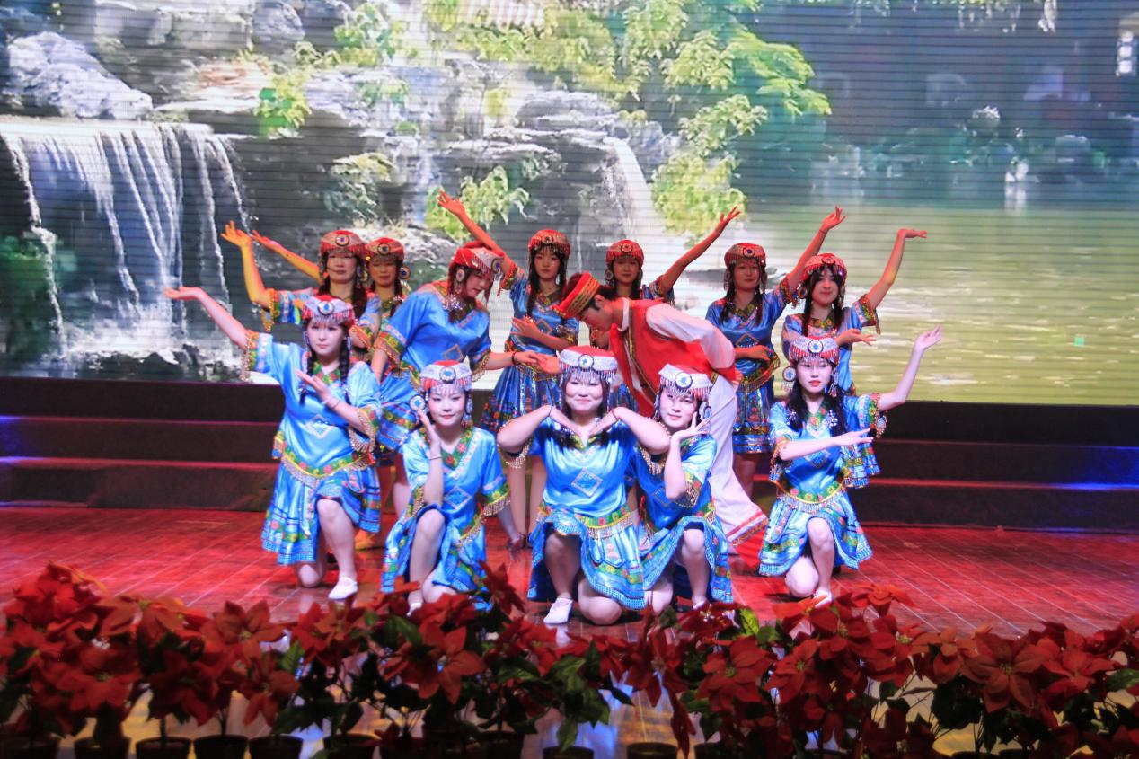 民族团结心向党 青春筑梦新时代——现代服务分院和数字商贸分院隆重举行2023迎新晚会