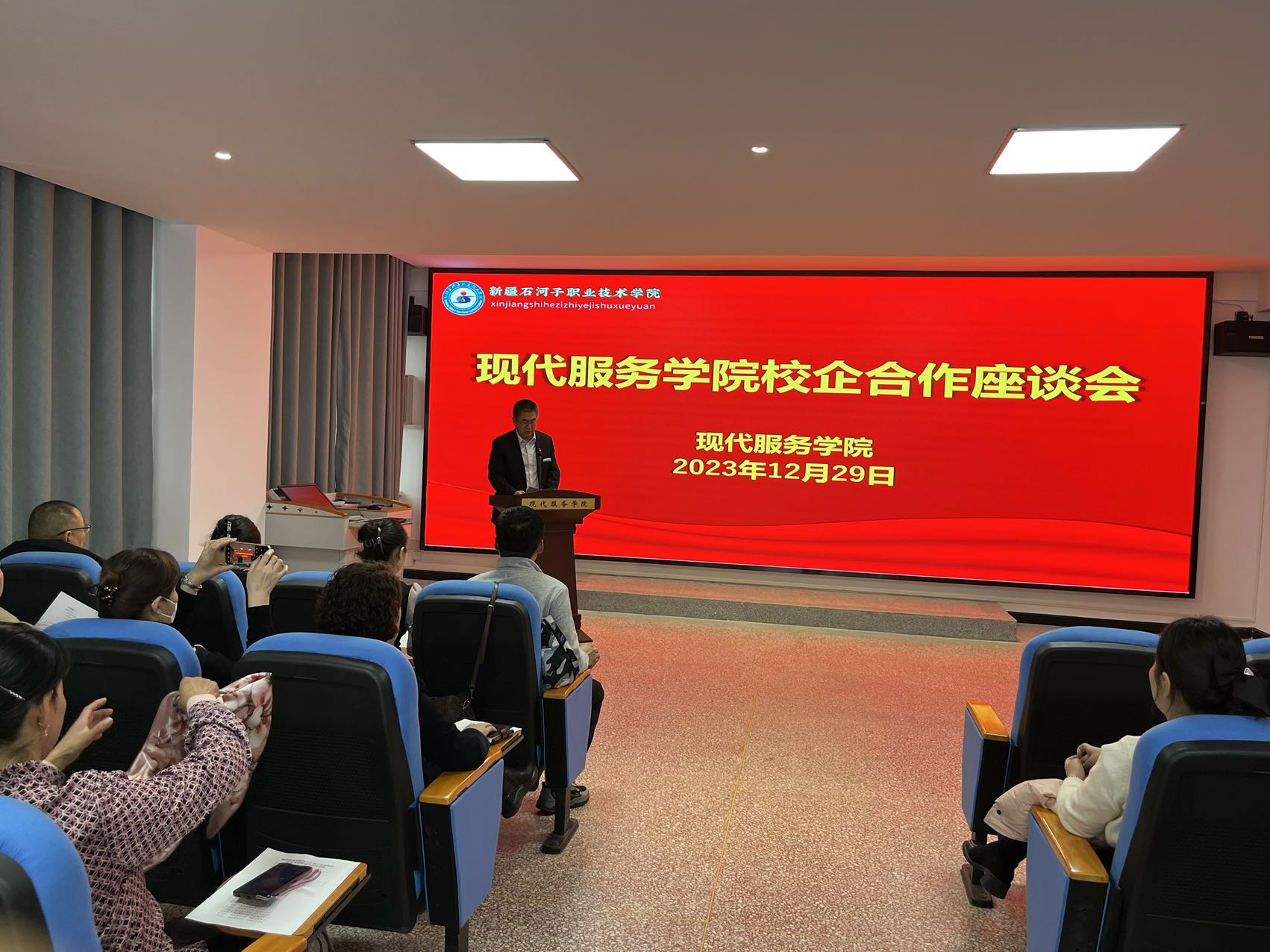 师市旅游协会及文旅企业走进现代服务学院 共商旅游管理专业发展