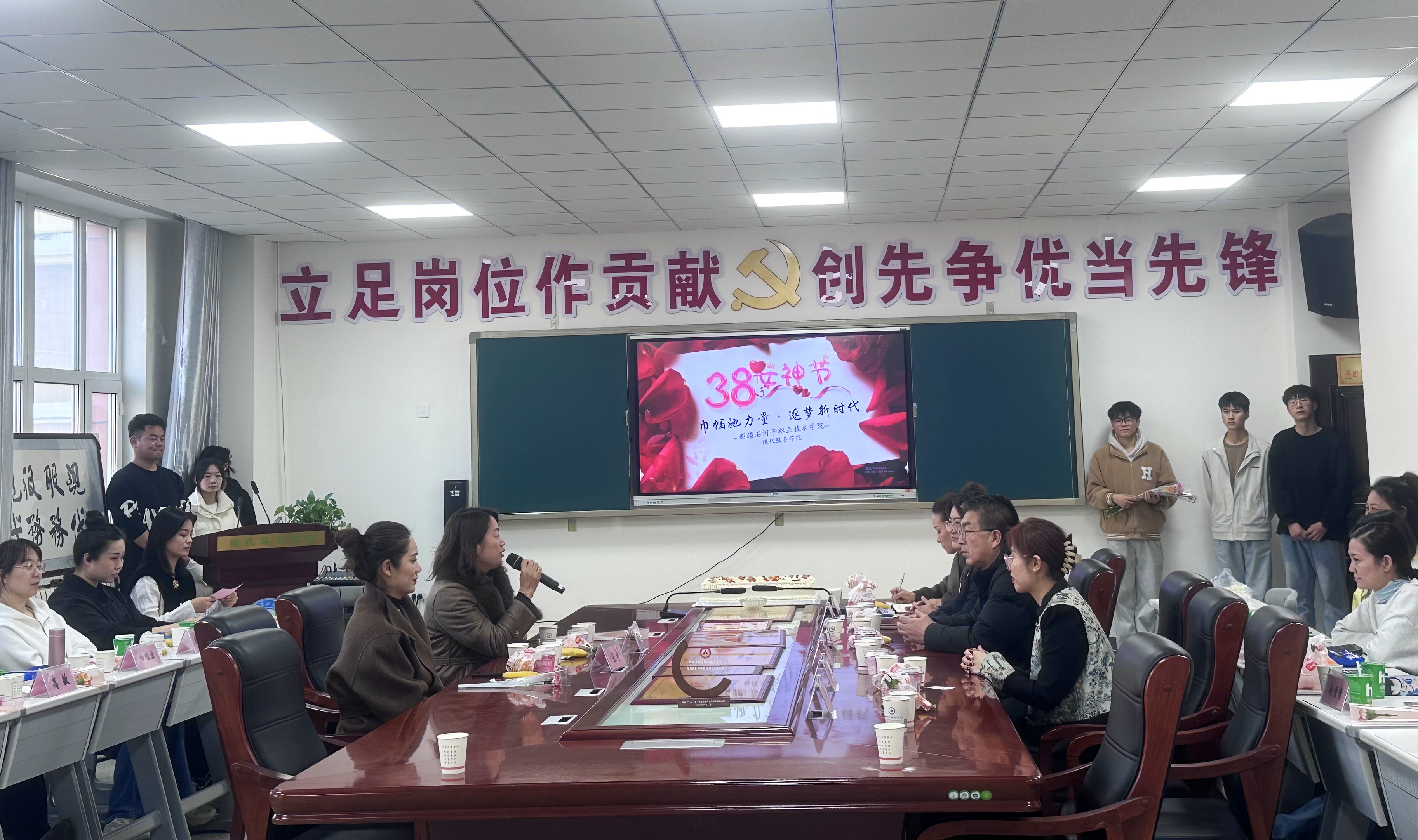 “巾帼她力量 逐梦新时代” 现代服务学院开展庆祝三八国际妇女节活动