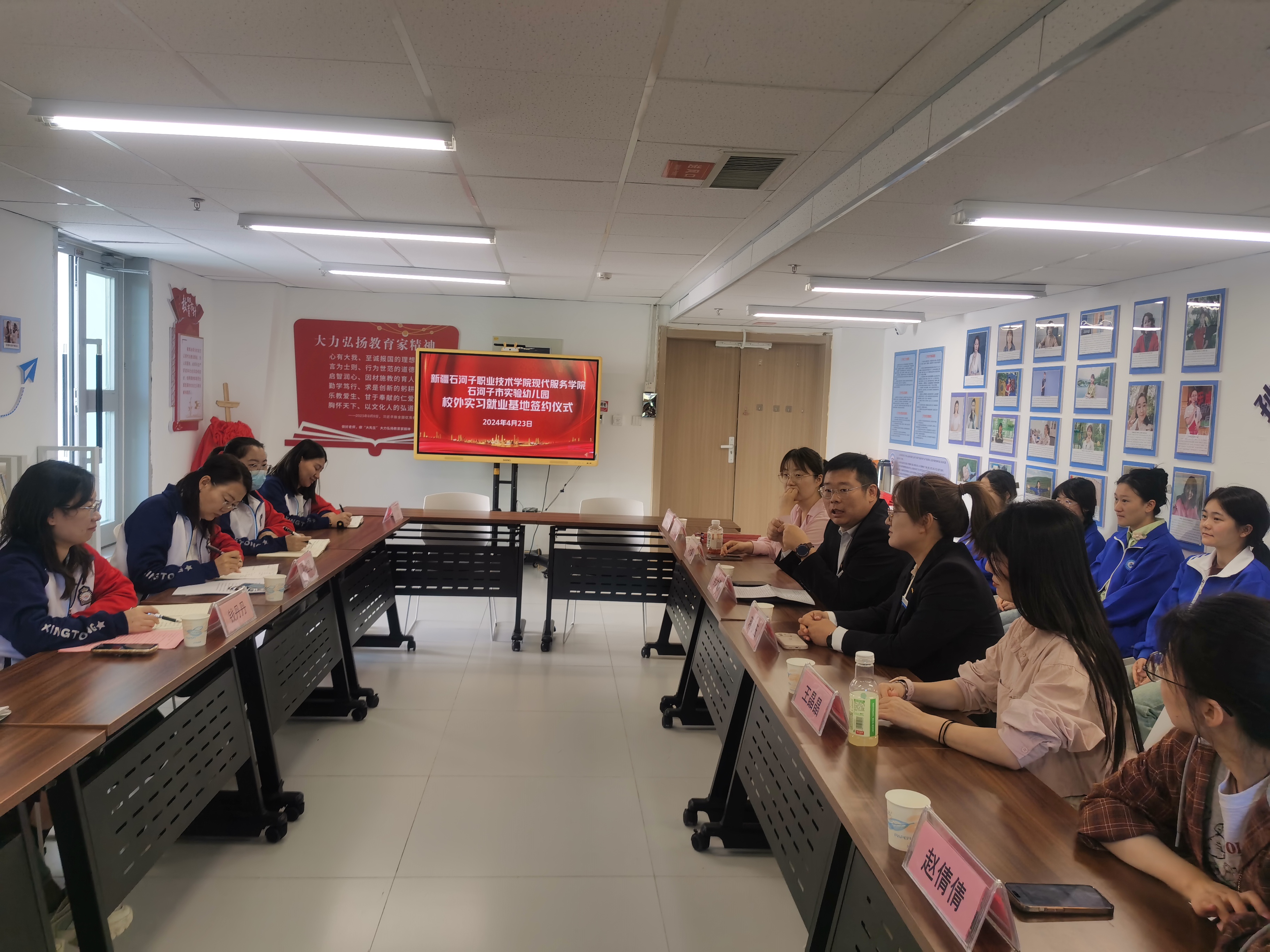 现代服务学院与石河子市实验幼儿园举行校外实习就业基地签约暨揭牌仪式