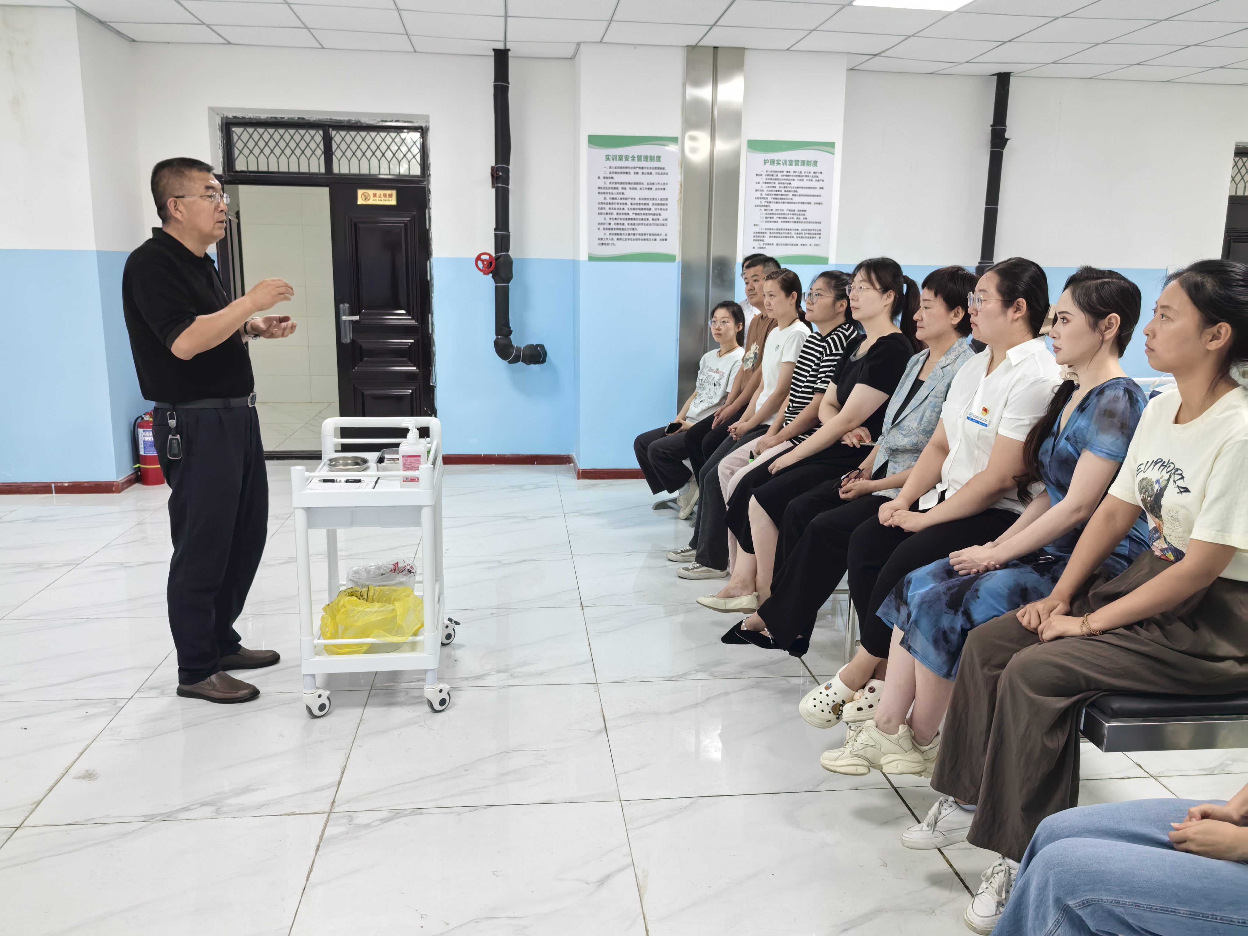 现代服务学院开展护理专业技能培训