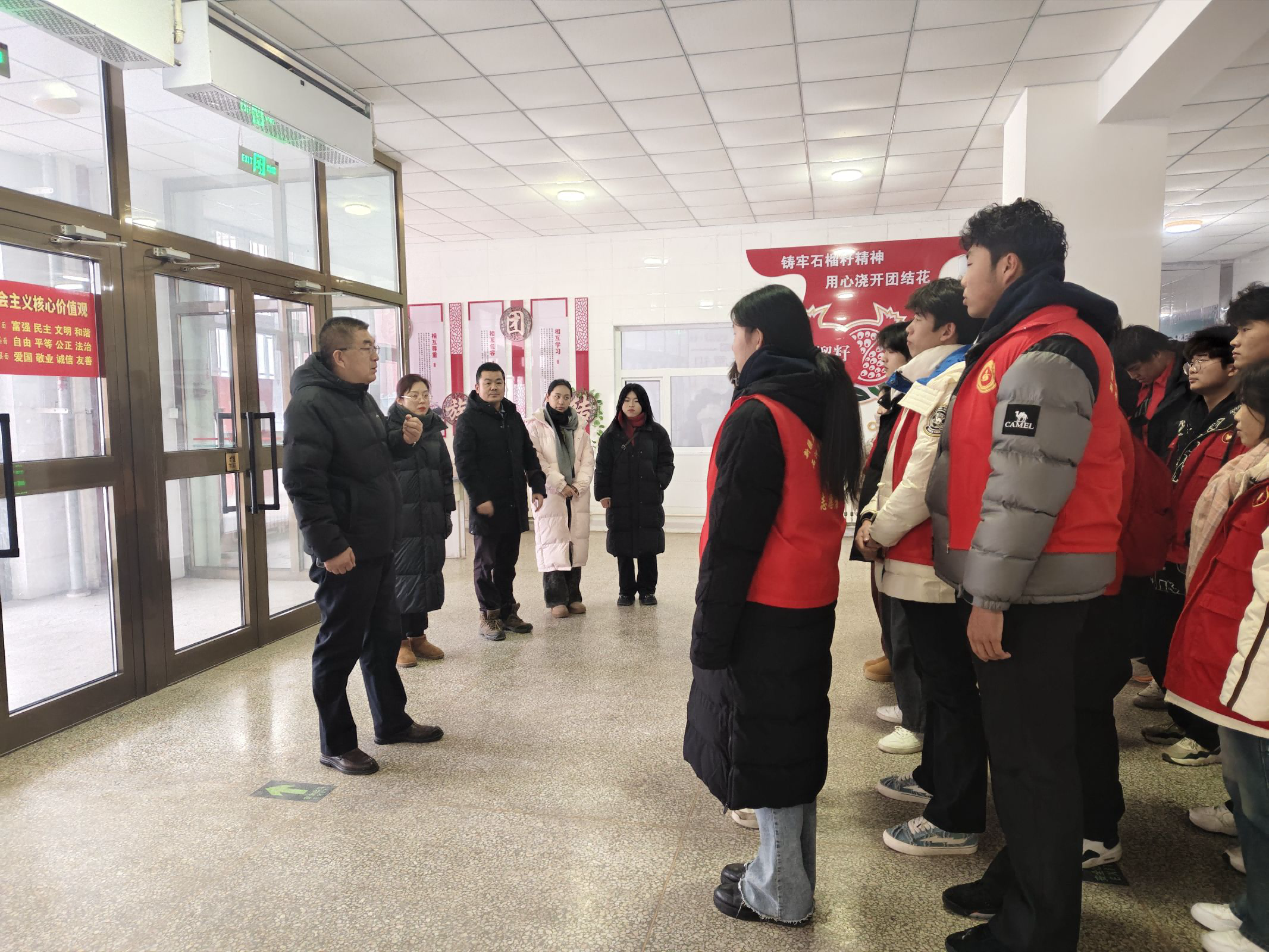 冰雪奇缘 欢乐无界 ——现代服务学院圆满完成兵团2025年冰雪嘉年华开幕式志愿服务