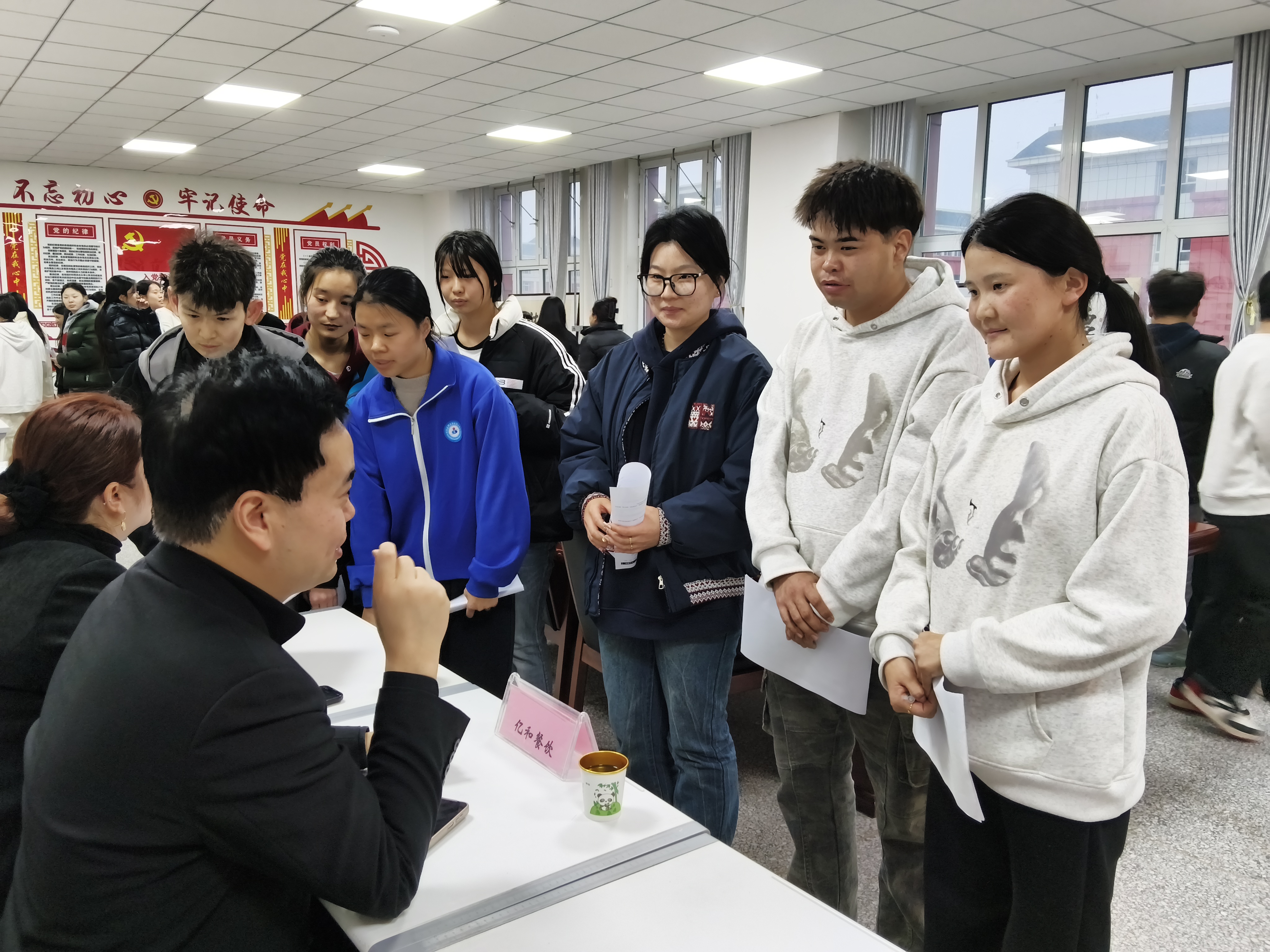 校企携手搭桥梁 双选赋能职启航 —— 现代服务学院举办 2023 级旅游管理专业实习就业双选会