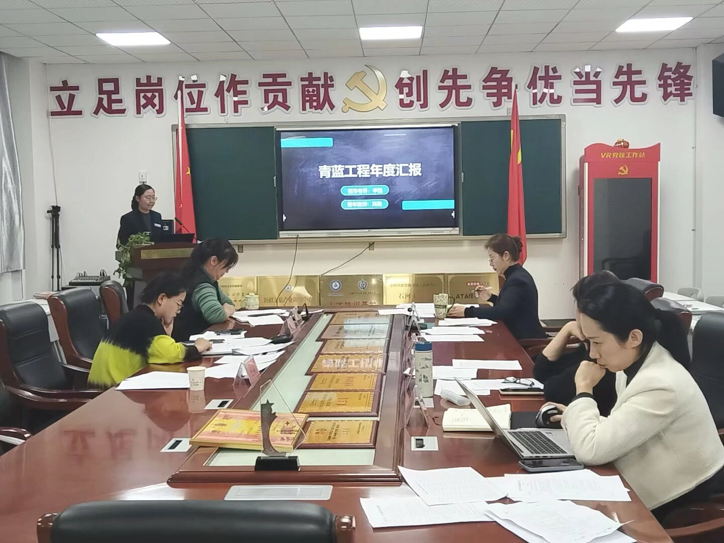 以评促优强素养 青蓝携手育新苗  —现代服务学院圆满完成2025年度“青蓝工程”考核汇报