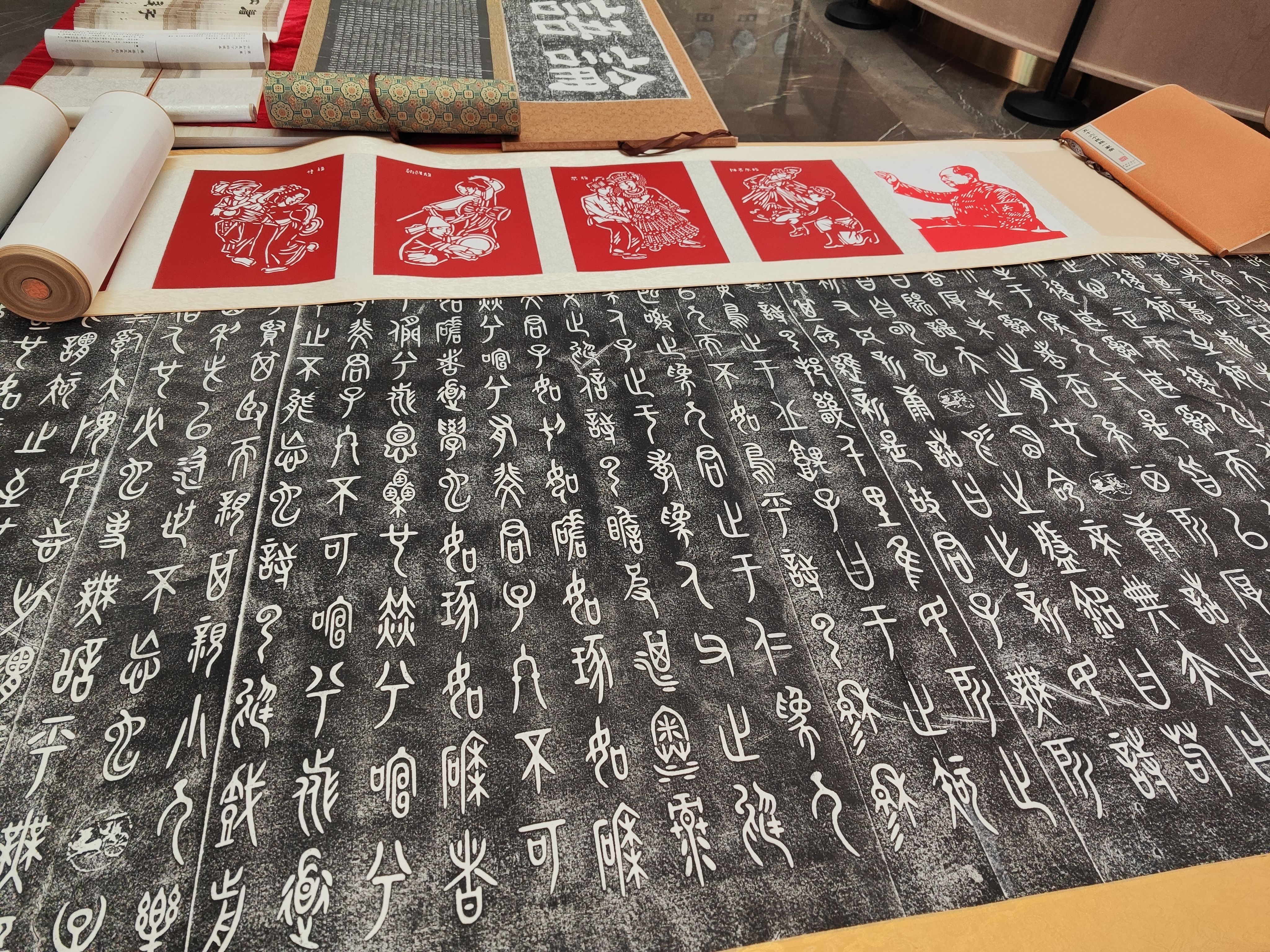 Beat365中文官方网站团委开展铸牢中华民族共同体意识·中华传统文化润石城——“四书”碑拓作品展观摩学习活动