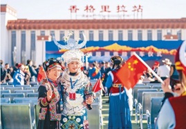 以铸牢中华民族共同体意识为主线加强和改进党的民族工作