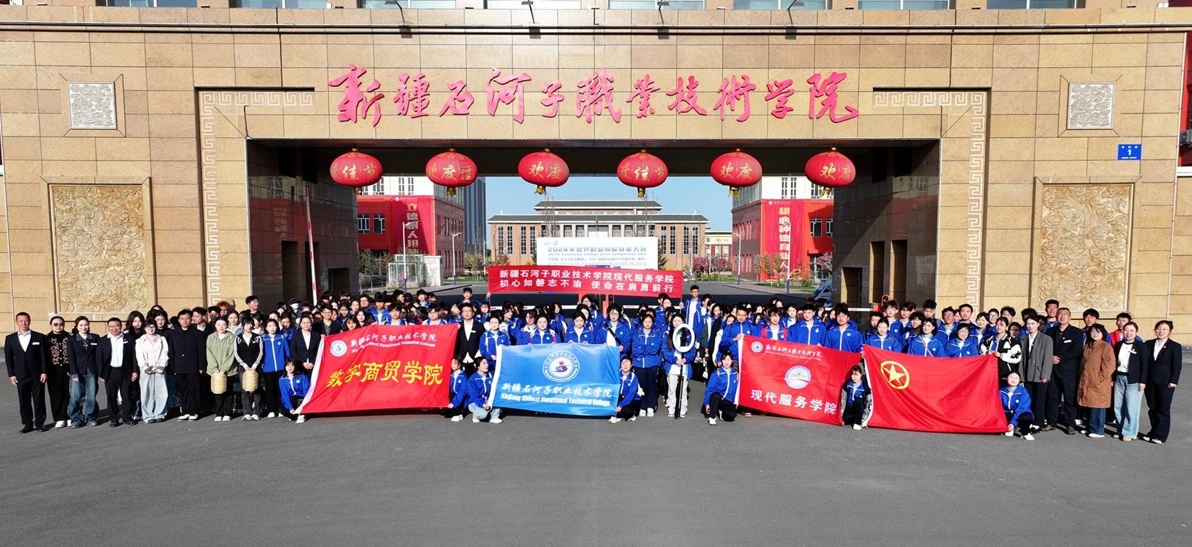 桃花朵朵映初心 文化传承谱新篇——Beat365中文官方网站师生助力石河子第十八届桃花节开展乡村振兴实践活动