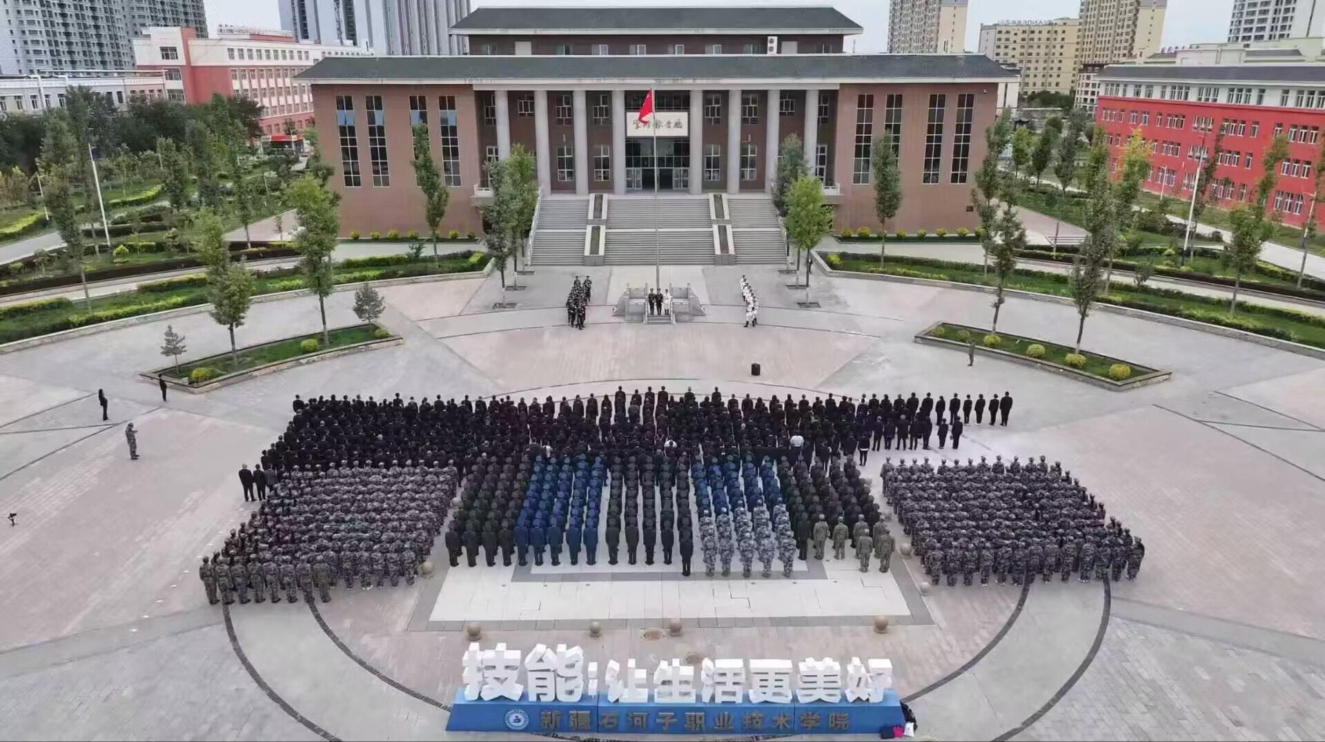 Beat365中文官方网站师生共赴“爱国之约”——“同庆盛典 爱国力行”主题教育活动燃情启幕