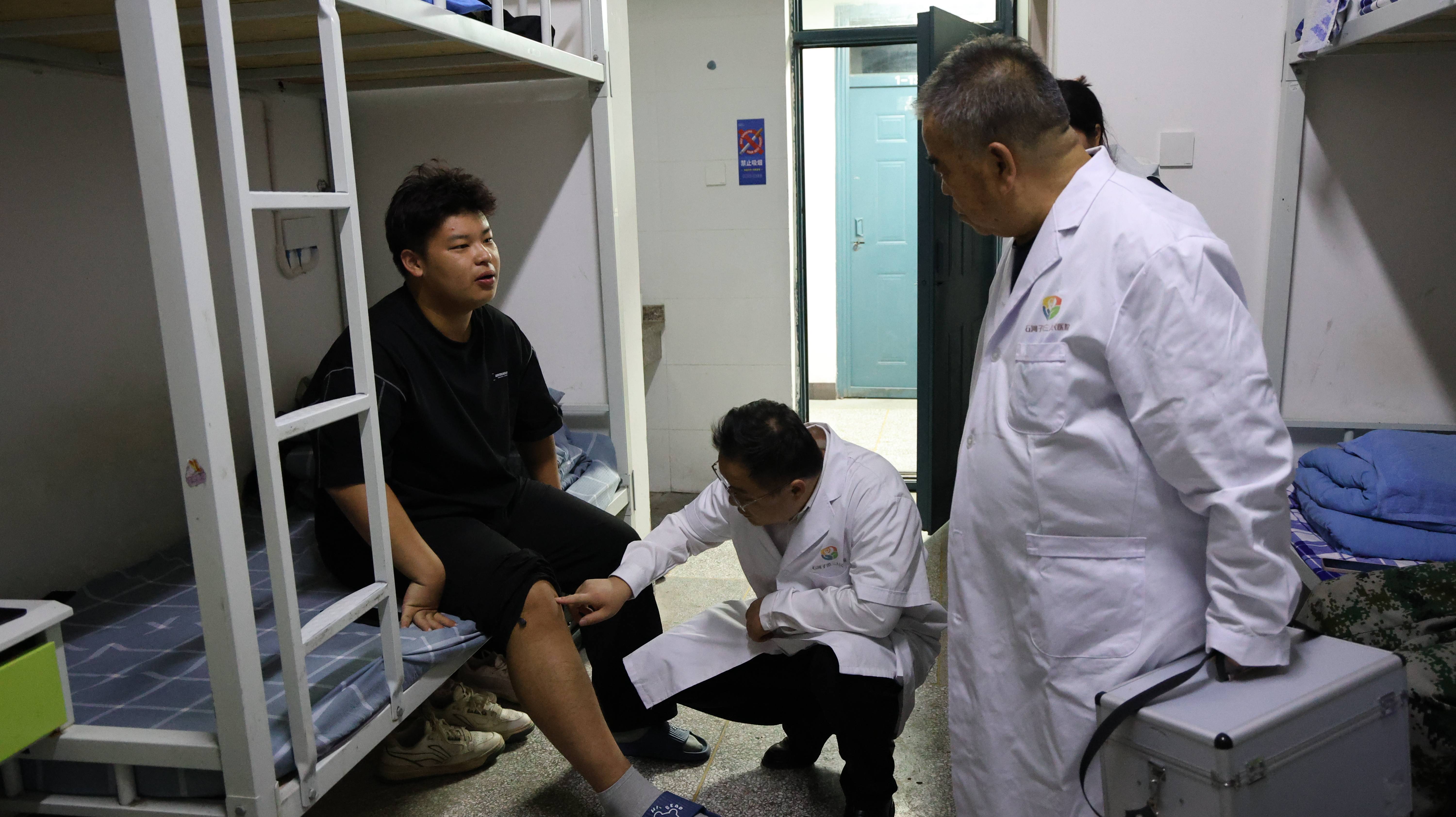 Beat365中文官方网站：党委关怀护航秋季校园 校医进宿舍送健康