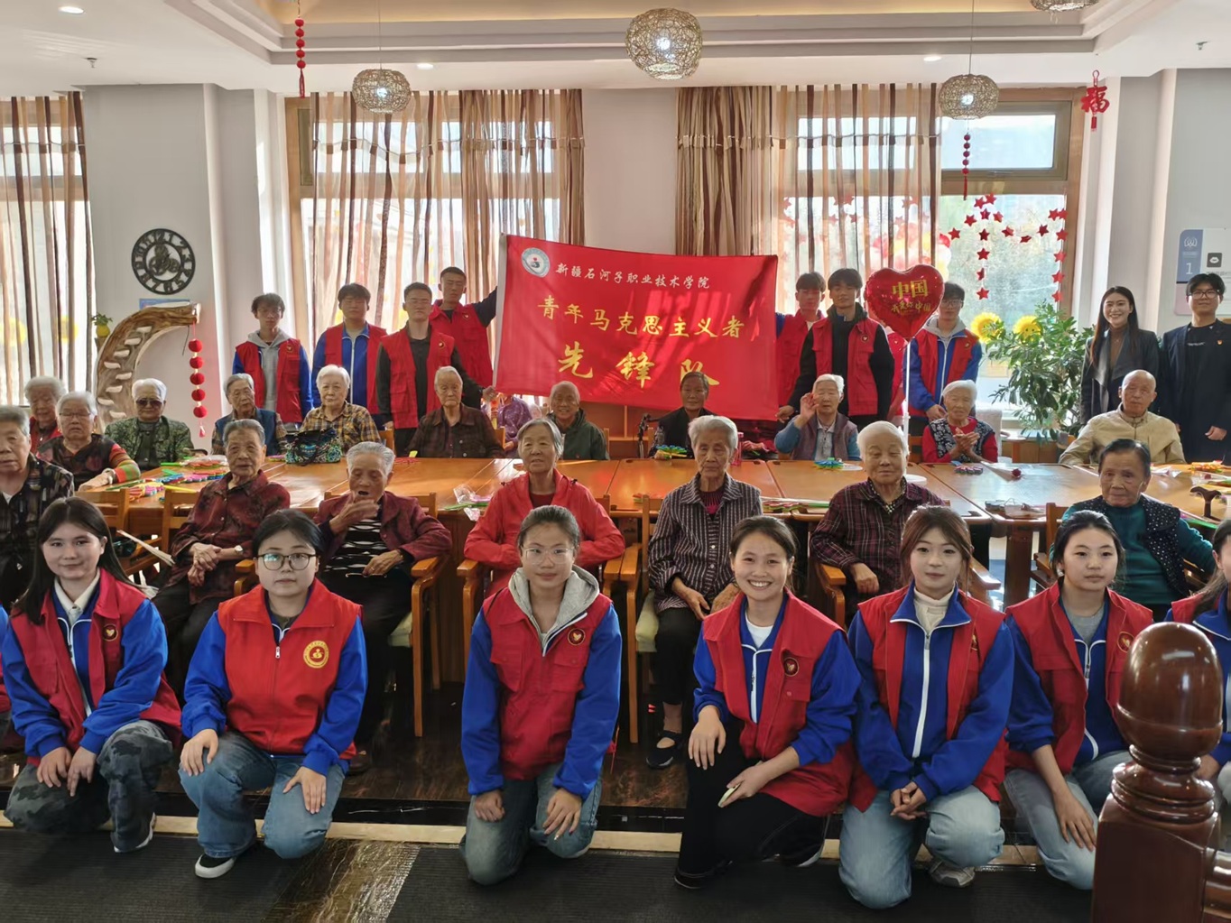 青春暖夕阳 共话重阳情——Beat365中文官方网站团委组织青马班学员赴银龄长者公寓开展志愿服务活动