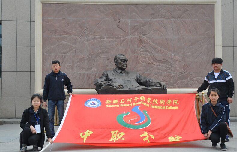 中职分院师生赴周总理纪念碑学习