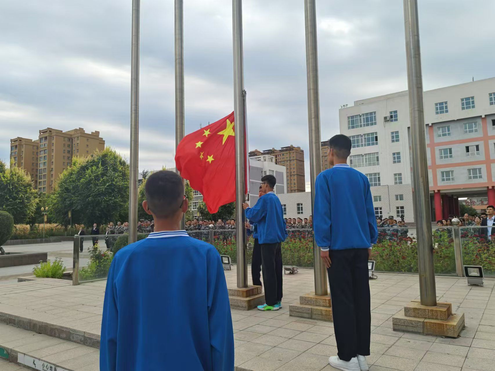 金秋旗扬 梦想启航新征程——公共基础学院举行新学期第一次升旗仪式