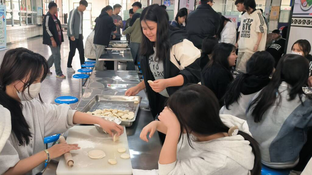 饺子飘香 光影相伴——公共基础学院温暖留校学子