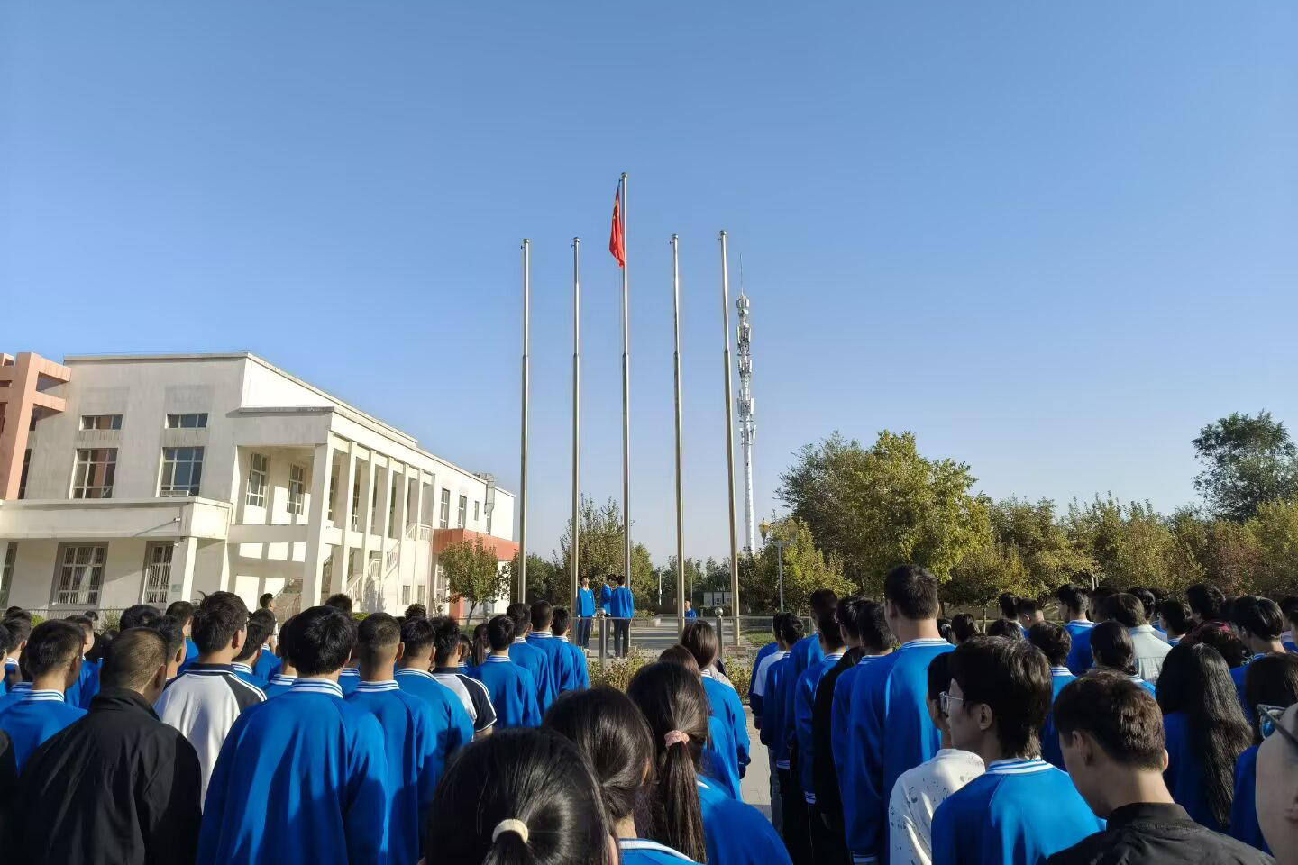 国旗飘扬启新篇 师生携手赴新程——公共基础学院举行新学期首次升旗仪式