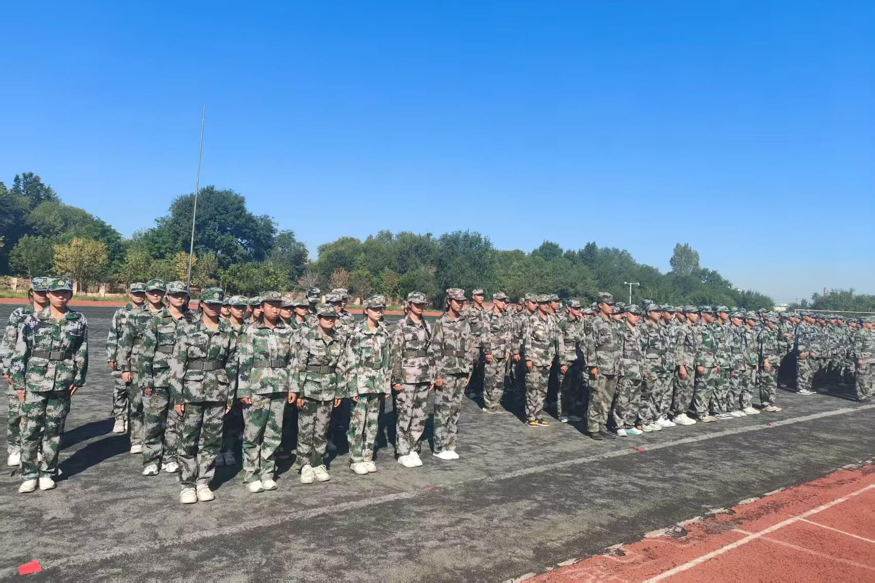 迷彩映青春 汇演展担当——公共基础学院2025级军训汇演暨表彰总结大会圆满落幕