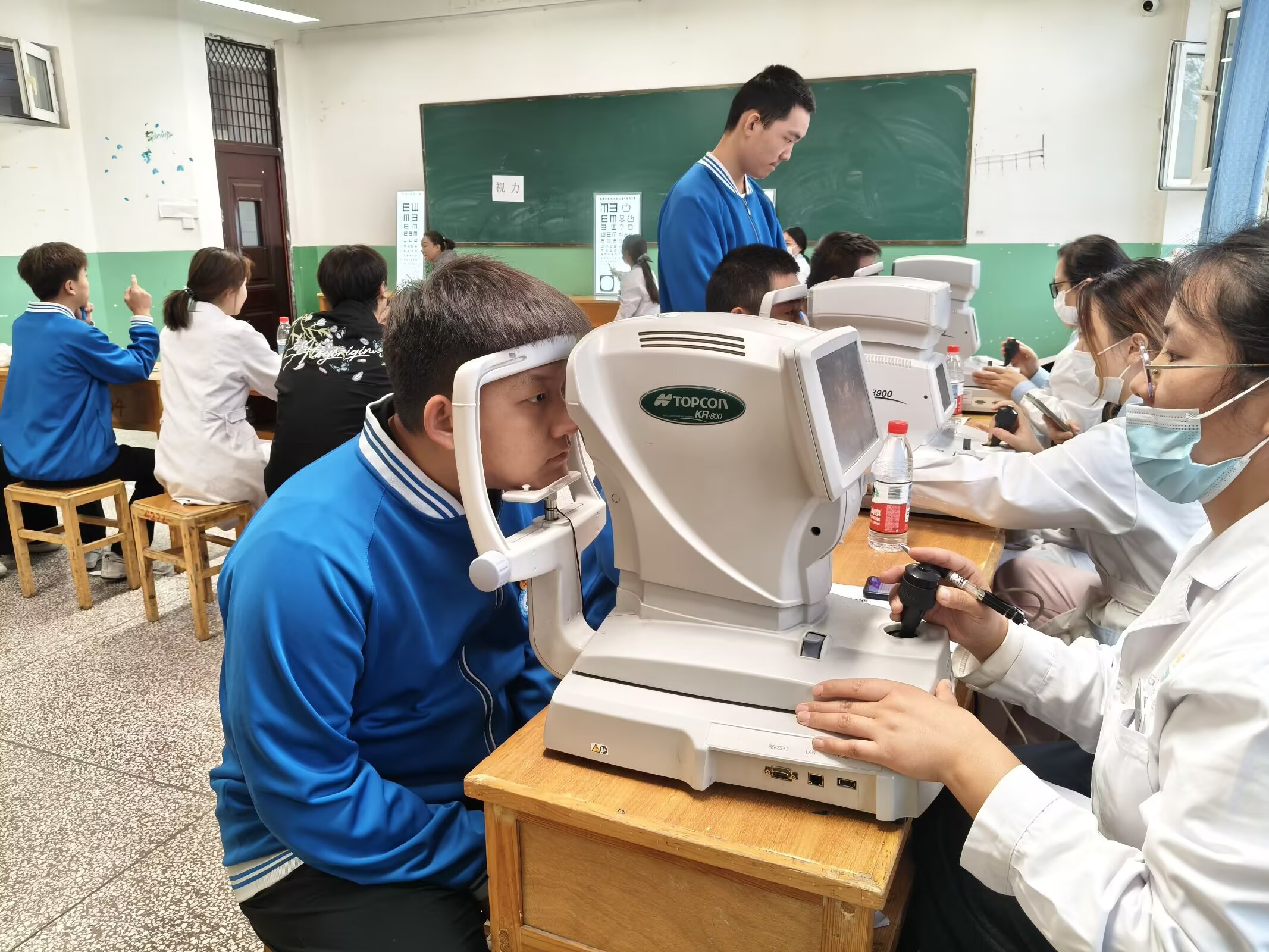 关爱学子健康 共筑成长屏障——公共基础学院学生参加常见病筛查活动