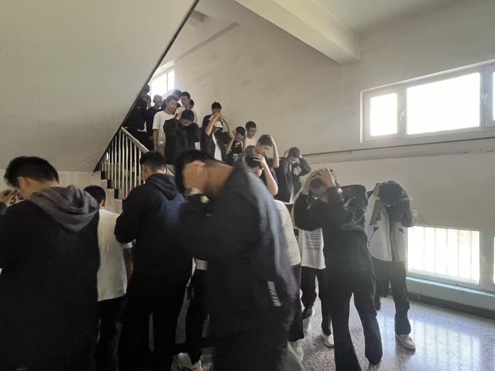 地震无情 预防为先——公共基础学院成功开展2025级新生防震疏散演练