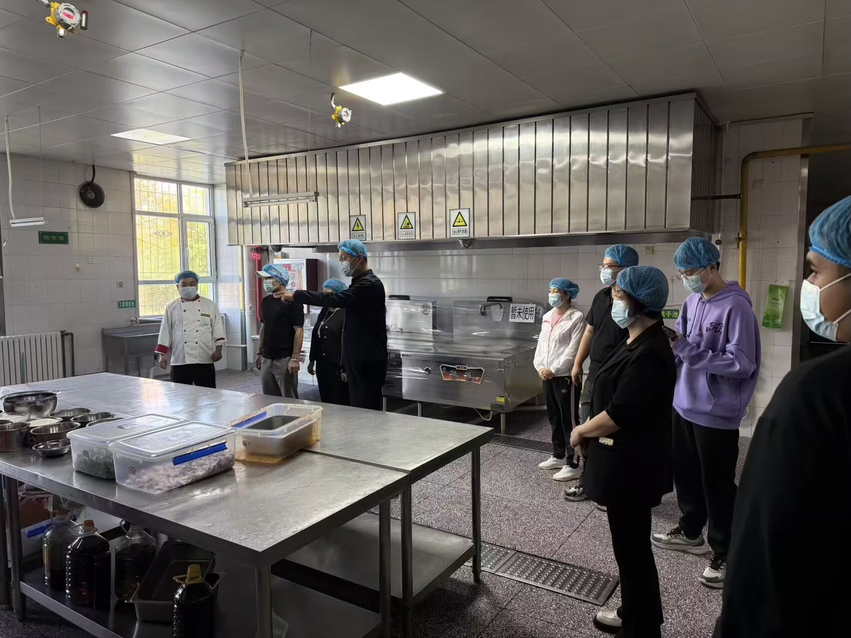 家校携手督膳食 共筑舌尖安全线——公共基础学院开展家长餐饮监督活动